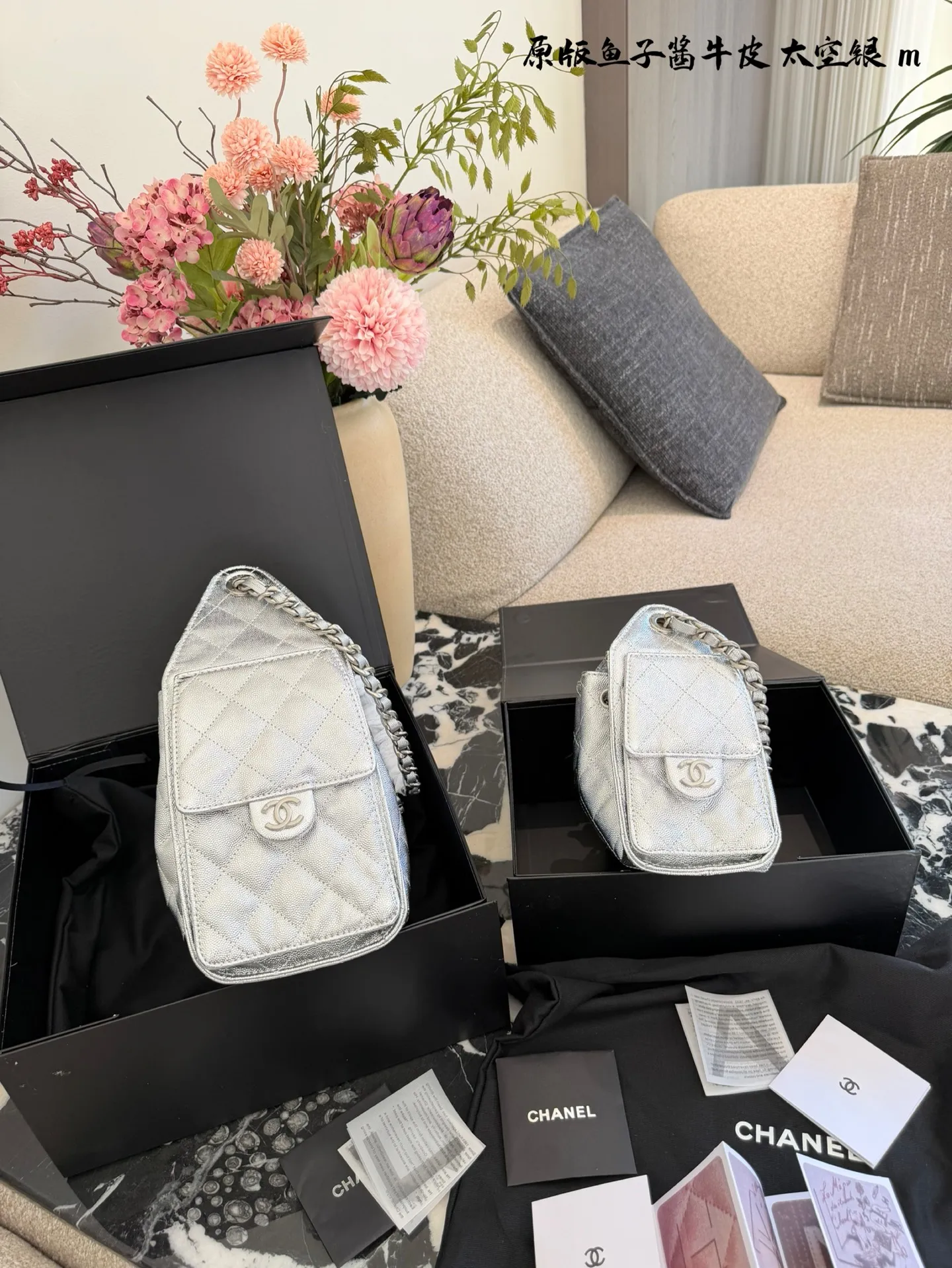 p250p280 牛皮 香奈儿26C银色25bag mini​​ ✨香奈儿26C早春系列25bag mini，银色金属光泽+经典菱格纹，未来感满满！油蜡皮材质细腻耐磨，链条肩带+抽绳设计，手提斜挎都OK，日常出街超百搭👜。尺寸26&times;22cm，20&times;17cm 容量适中，秋冬大衣、春夏轻便穿搭都能轻松驾驭。银色在光线下细闪，时髦精必入，Jennie同款超火🔥，断货预警！