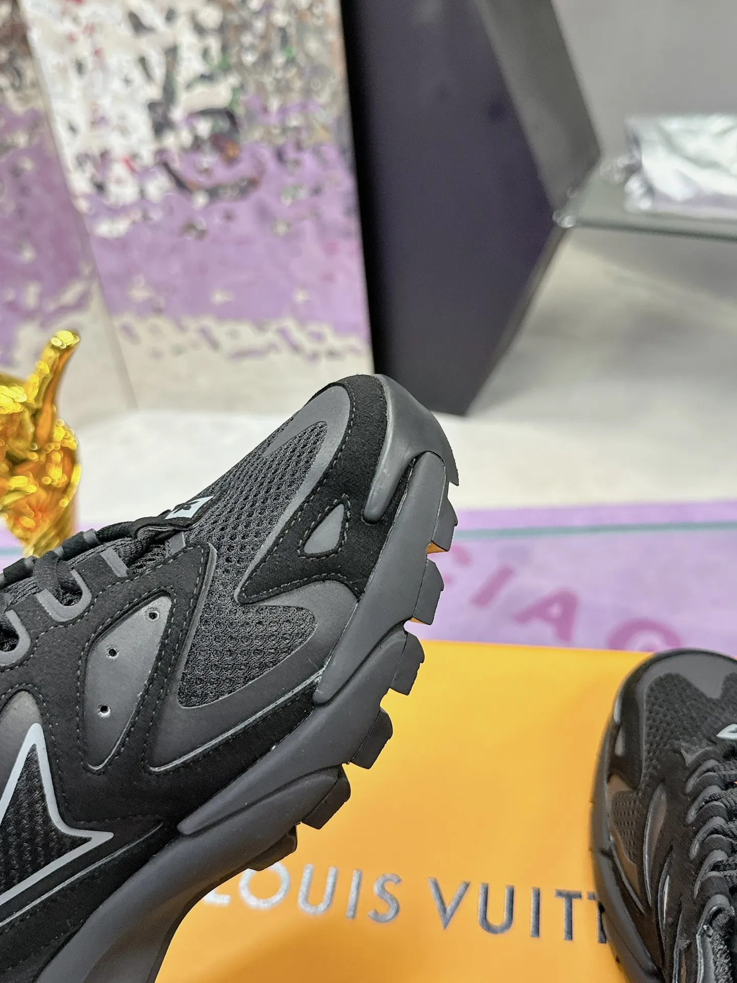 工厂价:380 (飞机盒➕10) Lv系列又加新颜色了 重磅回归 2025官方新颜色 渐变色系列颜色 增加中💓 春夏男装秀场推出 L* Runner Tatic 运动鞋:网格织物混合牛皮革,诠释跑鞋的设计精髓;反光 Monogram 花卉点缀侧面,舒适加衬鞋领、柔软科技内衬和轻盈橡胶外底完善整体。 Lv运动鞋 系列 专柜热卖中 Size 38-45 (46定制)