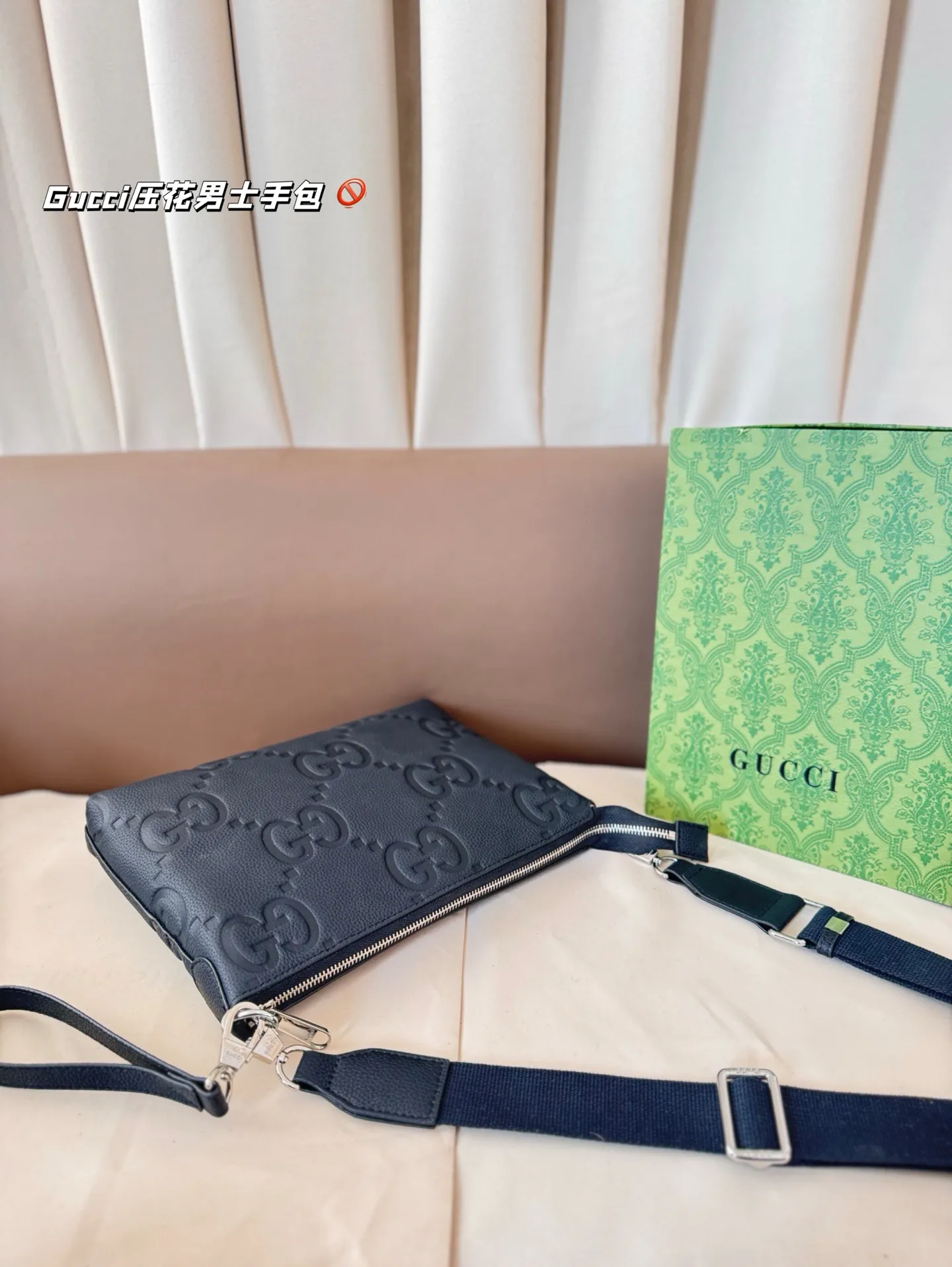 P130 Gucci压花 新款男士手包，可斜挎！很酷的男包来喽看起来十分时尚且年轻。斜挎也不显大当收纳空间真心不错，拿取东西时十分方便当肩带可以自由调节长度，任何身高都没问题 尺寸：29*22