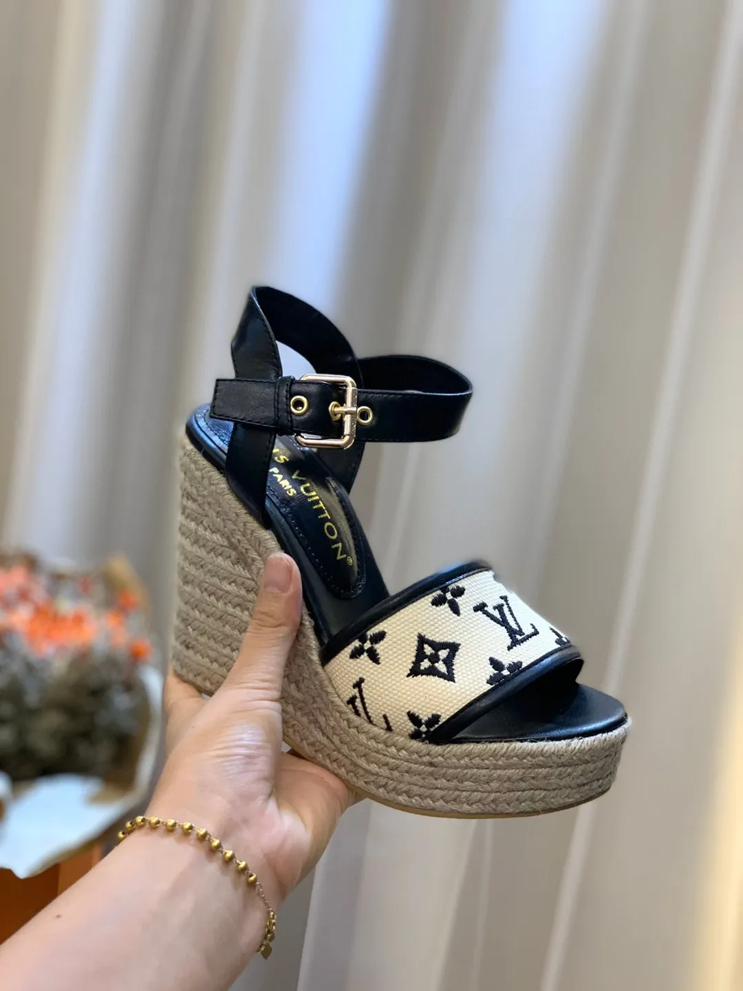 p240 最新款 坡跟跟高11cm 代购级&mdash;&mdash;&mdash;&mdash;很爆的一款 lv2023新款新色系 电绣工艺 精美 精细 &mdash;&mdash;&mdash;&mdash;原版解拆 1/1复制 ★上脚超显脚小 非常舒适 显瘦又显白 鞋面原版电绣 复古美 ★内里 羊皮 ★原版大底 ★原版开模 大底 防滑 ★码数35-42