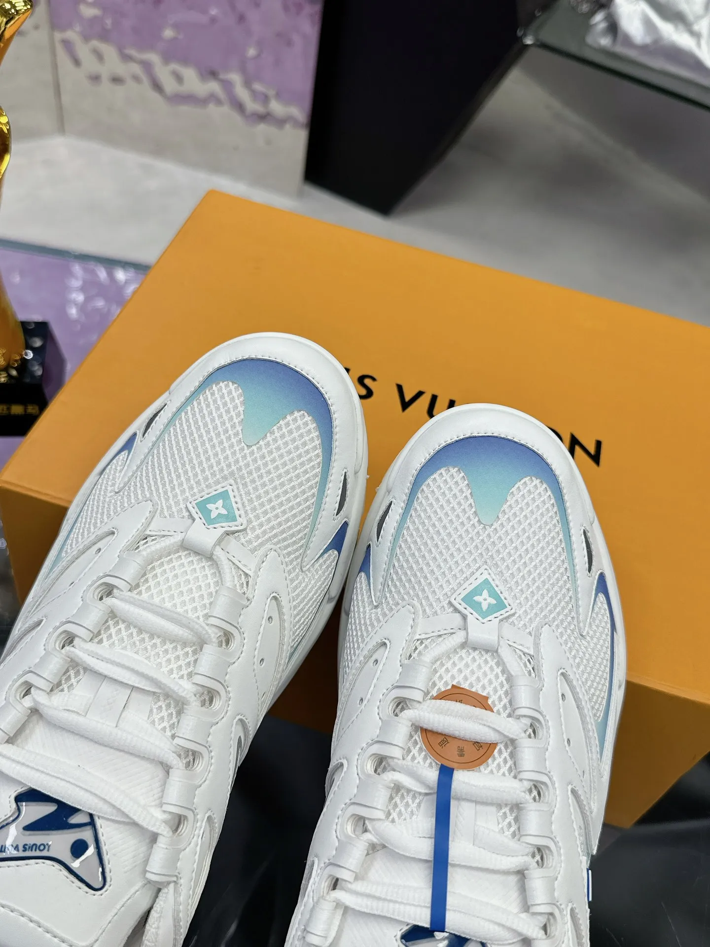 工厂价：380 （飞机盒➕10） Lv系列又加新颜色了 重磅回归 2025官方新颜色 渐变色系列颜色 增加中💓 春夏男装秀场推出 L* Runner Tatic 运动鞋：网格织物混合牛皮革，诠释跑鞋的设计精髓；反光 Monogram 花卉点缀侧面，舒适加衬鞋领、柔软科技内衬和轻盈橡胶外底完善整体。 Lv运动鞋 系列 专柜热卖中 Size 38-45 （46定制）