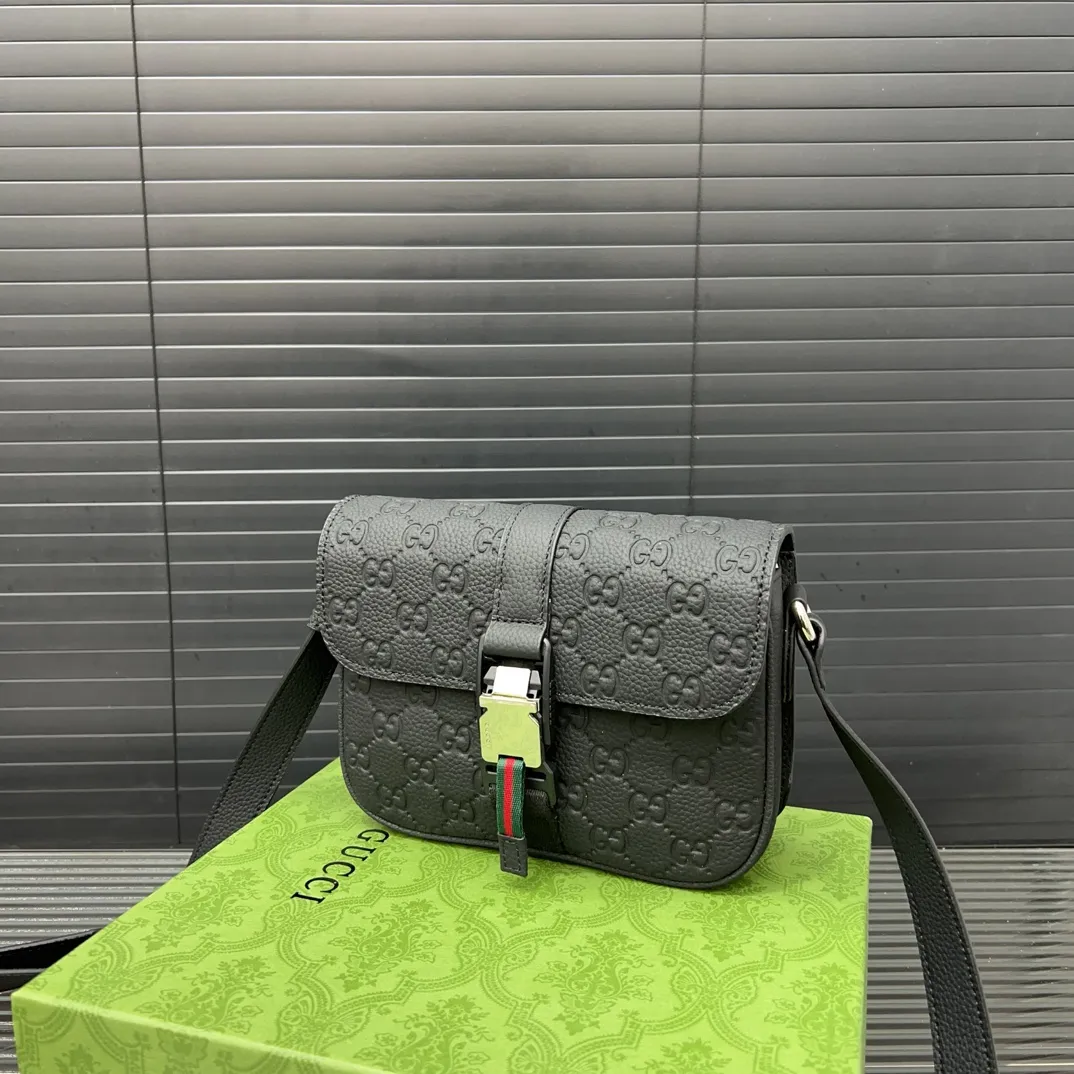 P175 Gucci 古奇 单肩包 男包 斜挎包 采用精湛镶嵌细工，经典百搭 实物拍摄 原厂原版面料 高端品质 配送防尘袋 21 x 17 cm。