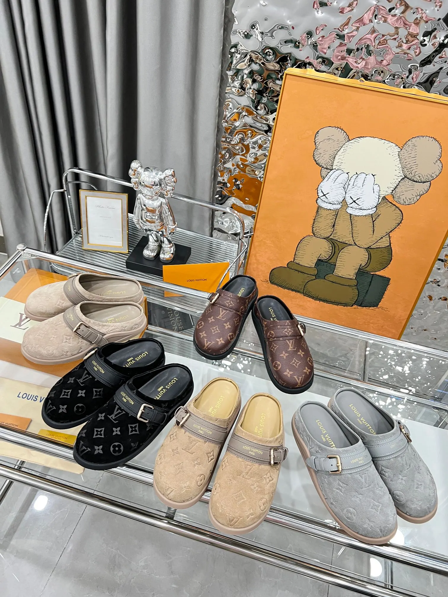 p220工厂现货 Louis Vuitton路易威登,勃肯拖鞋升级款 1:1高级定制,LV Easy 凉拖取材绒面牛皮革,以 Monogram 图案彰显潮流风范。LV 字母点亮可调节饰带,韧性鞋垫和微型外底实现轻盈舒适。 面料 : 定制绒面牛皮压印 Monogram 图案,内里 :羊皮,原版楦鞋, 码数 : 35—41, 带图下单,欢迎传图砸单,