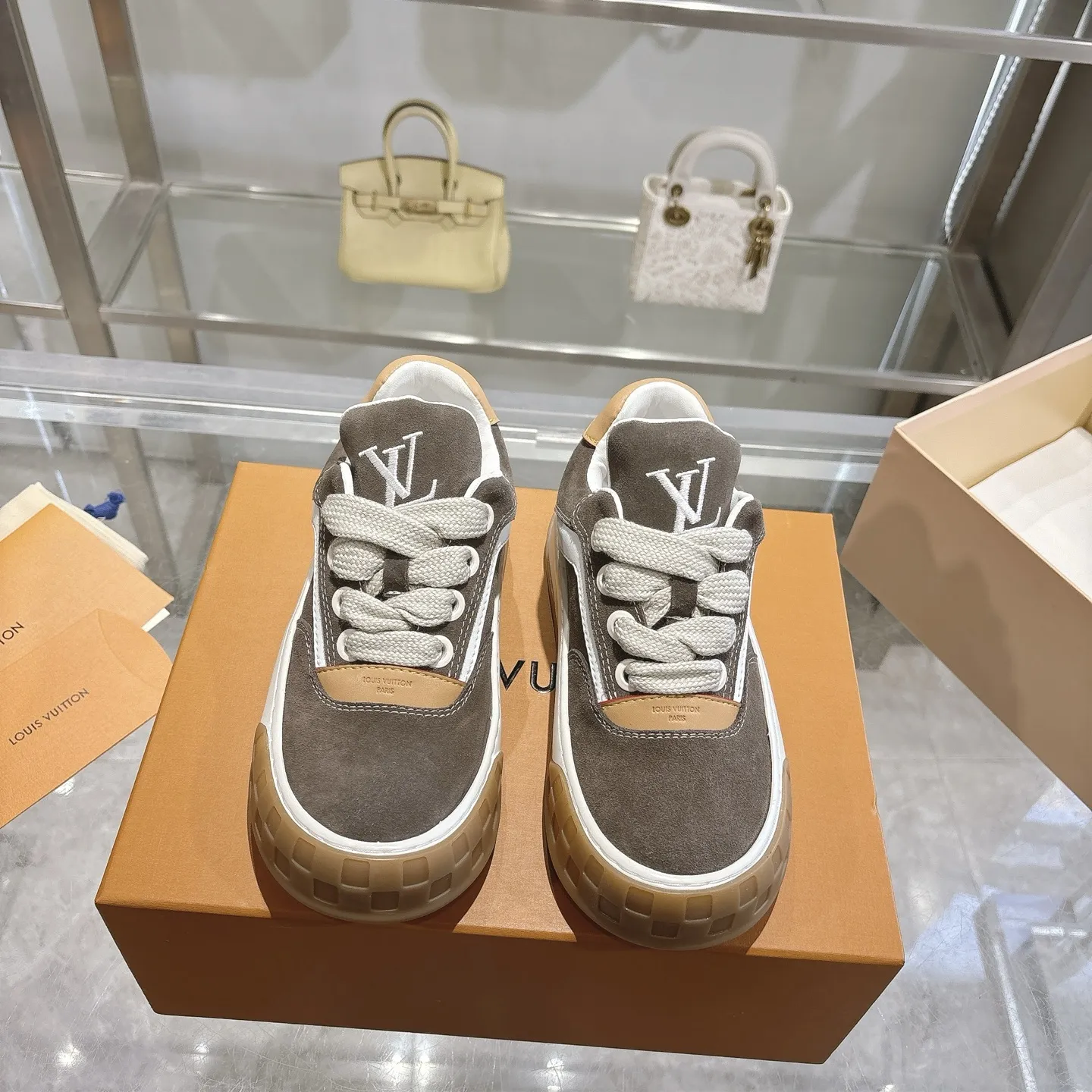 出厂💰300(顶级版本) LV 路易威登 26ss新款男士 运动鞋 休闲鞋 原版空胶工艺·上脚非常舒适 奢侈用料 做工精细 中底印有欧洲制造英文字母 鞋面由意大利进口小牛皮拼接 侧边饰有品牌LOGO标志及签名 最新乳胶垫脚➕网布内里,脚感超舒适 原厂特供原版双色TPU组合大底 套包工艺 固特异缝合锁边 独家定制头层牛皮 工艺全电脑针车拉线 鞋头 后套 冷热定型 全套拉帮套楦中低logo花纹 码数:女35-40、男39-45(女40、男39定做)