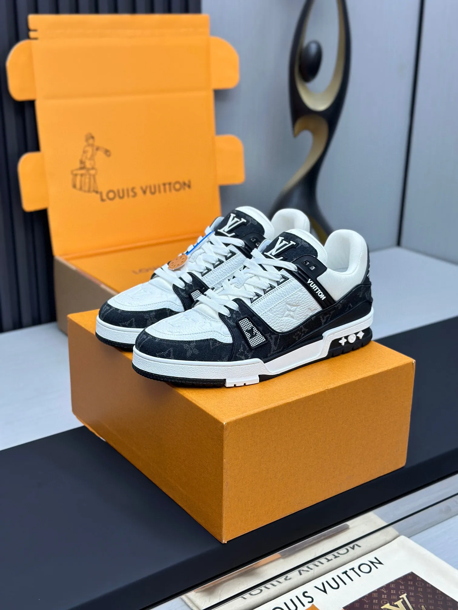 广版高版本P280 🔥🔥🔥芯片感应✅ 驴家LV Trainer 原版完美楦型 大厂出产 品控胜过市面百分之95 TPU大底材料。独家底磨 开发费2w+ 质感媲美原版 密集度超高 区别于同行色泽质感 意大利进口头层一刀切小牛皮 皮料厚实度韧性高于市面 原版垫脚聚米微料加透气英伦网布 都是按打造开发 不偷半点料 不掺半点假 细节原版一致✅可对比 全包套原版包装配件 目前市面一梯队级别 ⚠️市场太杂请注意混卖版本 可区别材料 版型 质感 包装配件 一切肉眼可见的细节。 女码：35-40，男码：38-45（38.45-47定做）