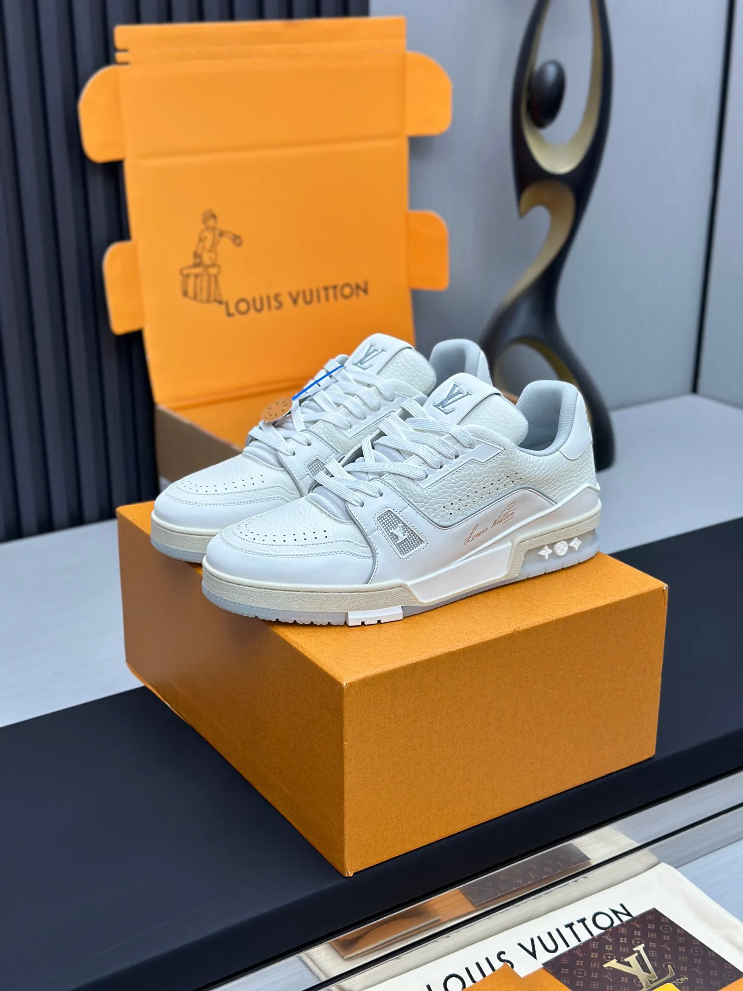 p280 情侣款👫原版开发 品质出货 欢迎对比 ✅LV系列 LV Trainer Maxi将成衣系列的宽松廓形引入VirgilAbloh笔下的LVTrainer设计，春夏秀场瞩目亮相。牛皮革鞋面结合粗犷织物鞋带，以缤纷串珠点明品牌经典。LV字母标注鞋舌，Monogram花卉栖身外底。 混合材质 采用头层牛皮制成，进口定制专用印花牛仔布包裹，粗鞋带系带设计，侧面带 Monogram 大印花， 鞋舌及后跟&rdquo;lv 54&ldquo;徽章点缀，橡胶外底饰有 Monogram 花卉， 网布内里棉垫脚，舒适性一如既往的达到极致，精品传承，品质至上，值得拥有！ 码数：女款35-39（定制40 41） 男款39-44（39.45定做不退换） ♡全套包装搭配原版礼盒