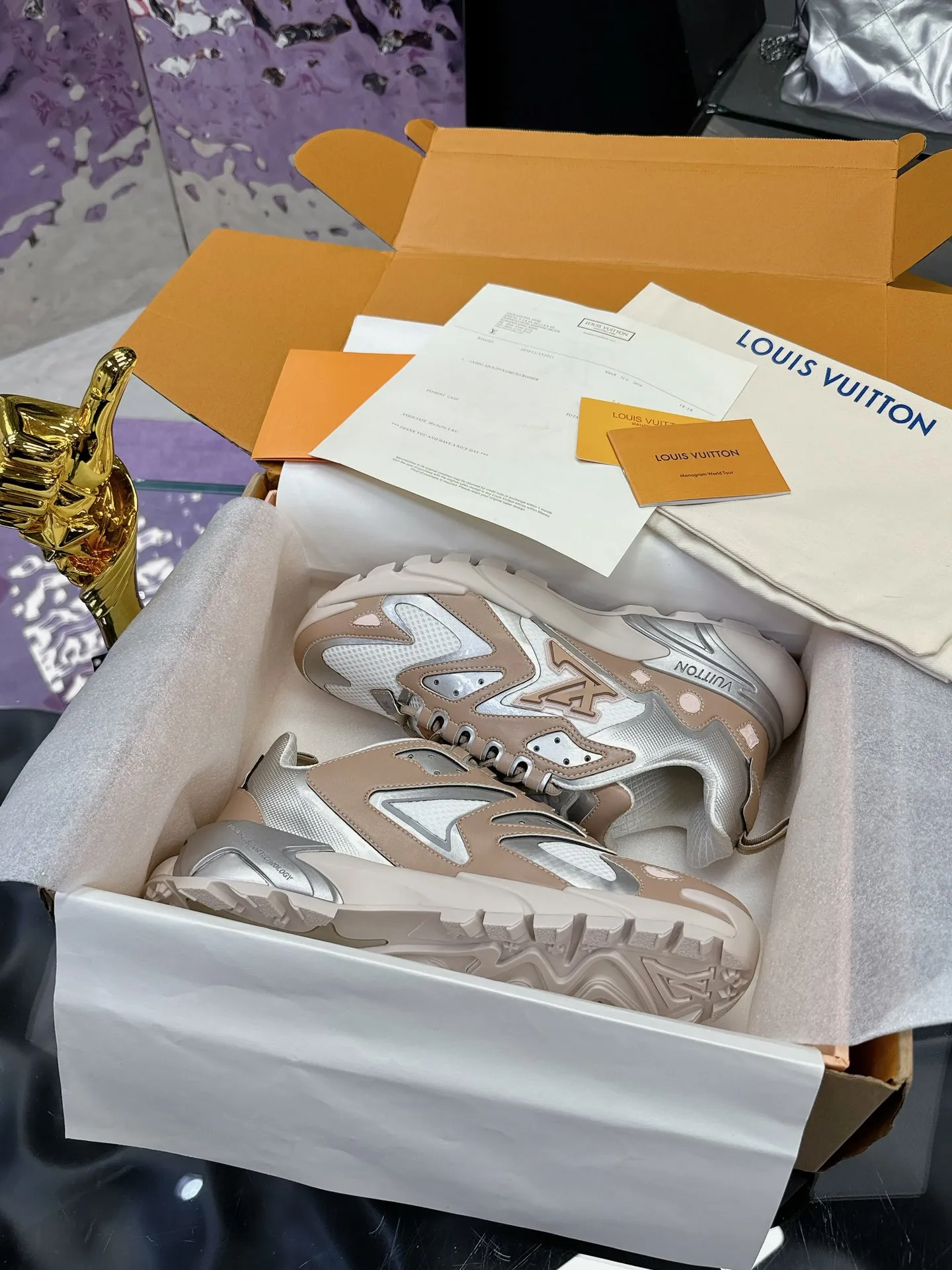 工厂价：380 （飞机盒➕10） Lv系列又加新颜色了 重磅回归 2025官方新颜色 渐变色系列颜色 增加中💓 春夏男装秀场推出 L* Runner Tatic 运动鞋：网格织物混合牛皮革，诠释跑鞋的设计精髓；反光 Monogram 花卉点缀侧面，舒适加衬鞋领、柔软科技内衬和轻盈橡胶外底完善整体。 Lv运动鞋 系列 专柜热卖中 Size 38-45 （46定制）