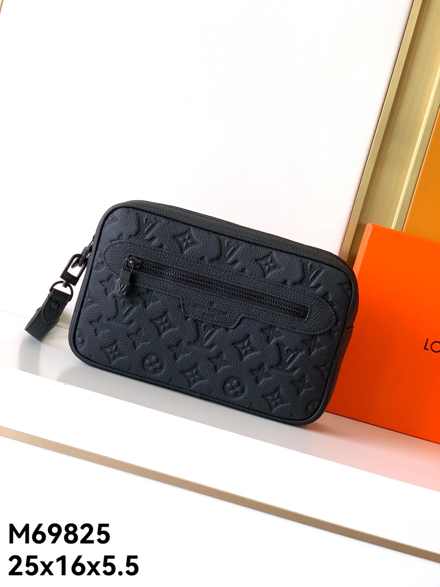 原单顶级M69825#黑色全皮压花， Fastline 邮差包以柔软牛皮革塑造贴身构型，可容纳手机、短款钱夹、记事本和耳机等日常所需。尺寸25x16x5.5------💰270