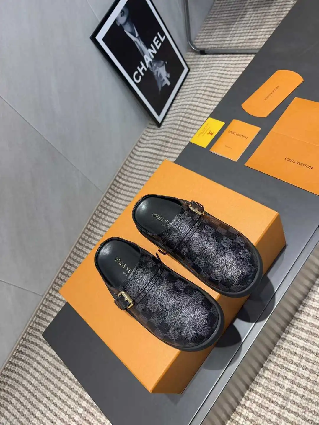 p240 35到41 louis vuitton lv 25ss新款勃肯拖鞋 可可爱爱、脚感简直不要太好 侧面logo扣点睛之笔 简约又高级 露跟设计 即穿即走 懒人福音 上脚效果极佳 闭眼入 原版购入开发 鞋面：进口磨砂皮进+老花超纤 五金扣原版开模 内里垫脚：羊皮 鞋底：原版开模高密度Tpu大底