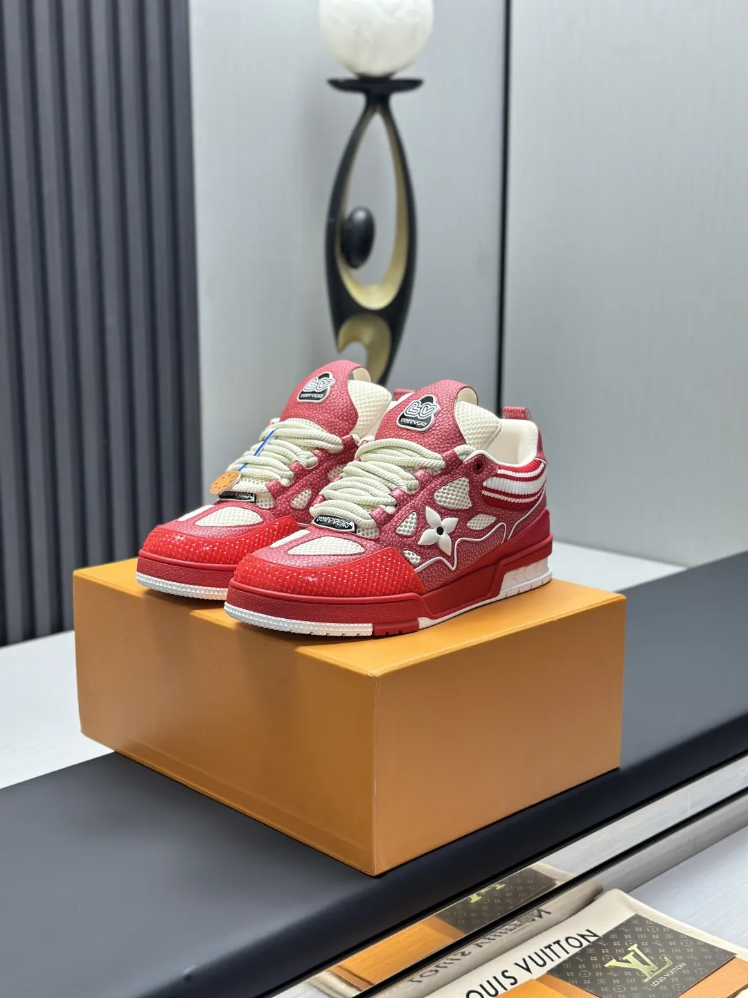 工厂直销&yen;350💰顶级版本 LV-路易威登-面包走秀新款 空胶工艺&middot;原版1：1开发复刻！！上脚非常舒适 奢侈用料，做工精细，中底印有欧洲制造英文字母 鞋面由意大利进口小牛皮拼接，侧边饰有品牌LOGO标志及签名，最新乳胶垫脚➕网布内里，脚感超舒适。原厂特供原版双色TPU组合大底。套包工艺 固特异缝合锁边 面料:独家定制头层牛皮 配件:独家私模Vuitton 标识， 内里:定制丝滑网里-头层丝绸牛皮内里 大底:TPU组合大底耐磨防滑防黄 垫脚:新款乳胶垫-网纱吸汗 专柜工艺:全电脑针车拉线 鞋头 后套 冷热定型 全套拉帮套楦中低logo花纹 专柜包装 -鞋带 证书 卡片 说明书 合格证 防尘袋 全网最齐包装 女款35-40男款38-46（38/46订做不退换！