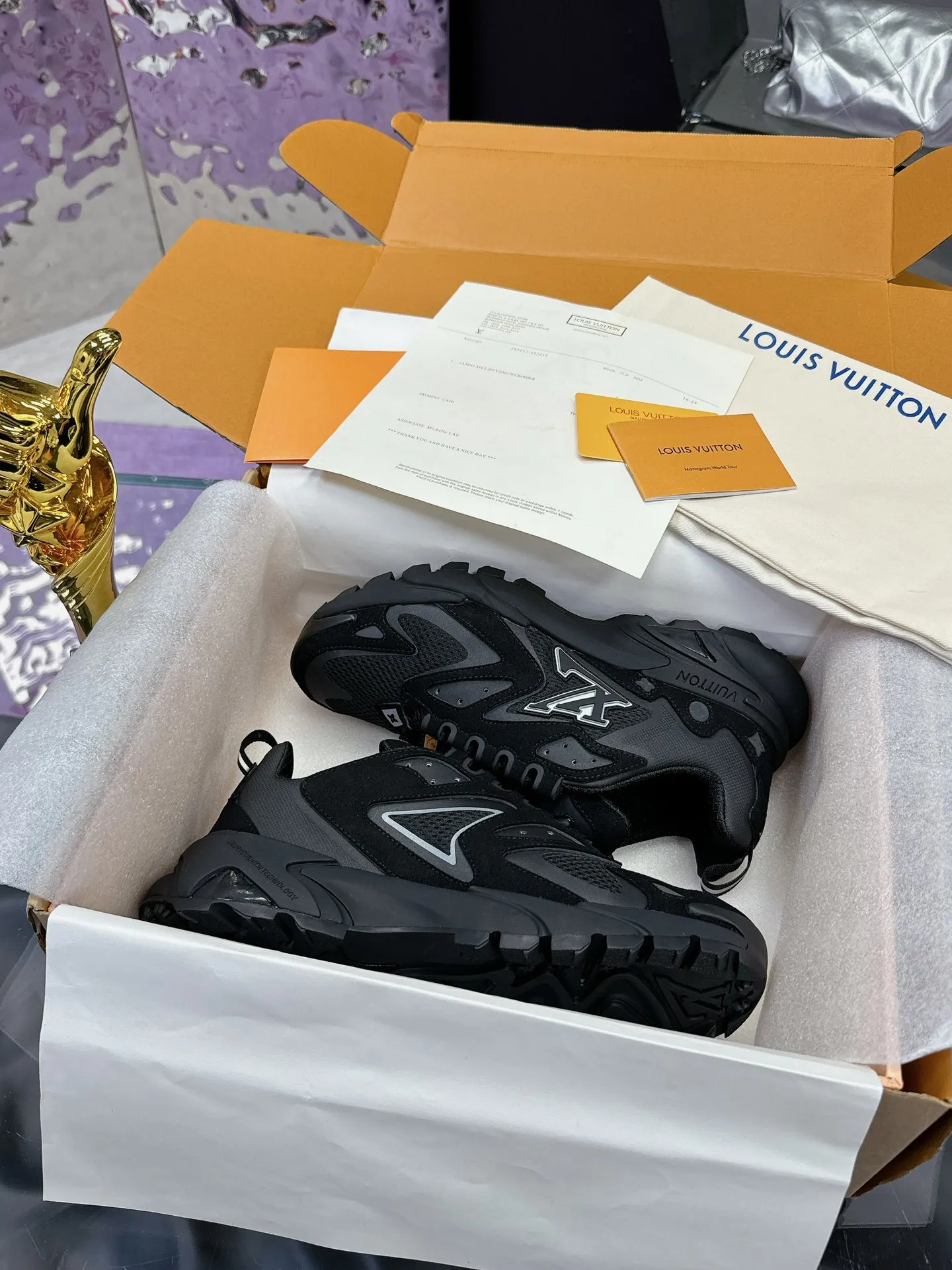 工厂价:380 (飞机盒➕10) Lv系列又加新颜色了 重磅回归 2025官方新颜色 渐变色系列颜色 增加中💓 春夏男装秀场推出 L* Runner Tatic 运动鞋:网格织物混合牛皮革,诠释跑鞋的设计精髓;反光 Monogram 花卉点缀侧面,舒适加衬鞋领、柔软科技内衬和轻盈橡胶外底完善整体。 Lv运动鞋 系列 专柜热卖中 Size 38-45 (46定制)