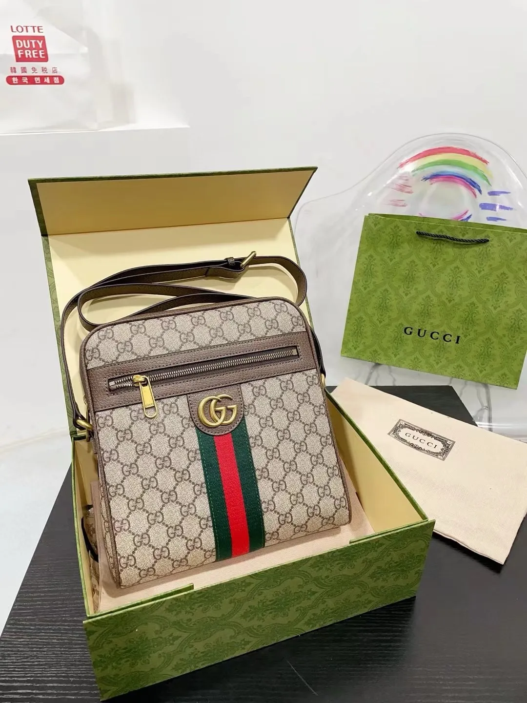 👑💰P150配礼盒🎁 GUCCI酷奇ophidia斜挎包. GG男包来咯～ 随着时间成长，老花也是经久耐看且永不过时的元素 这款包包造型小巧，依旧是复古的调性，方方正正的包型很好搭配衣服，可斜挎可作为手拿包，日常休闲和商务场合都可以驾驭，撞包率也很低，包身整体也很轻便，简约低调有质感尺寸：23*7*25cm