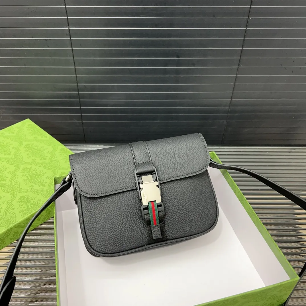 P175 Gucci 古奇 单肩包 男包 斜挎包 采用精湛镶嵌细工,经典百搭 实物拍摄 原厂原版面料 高端品质 配送防尘袋 21 x 17 cm。