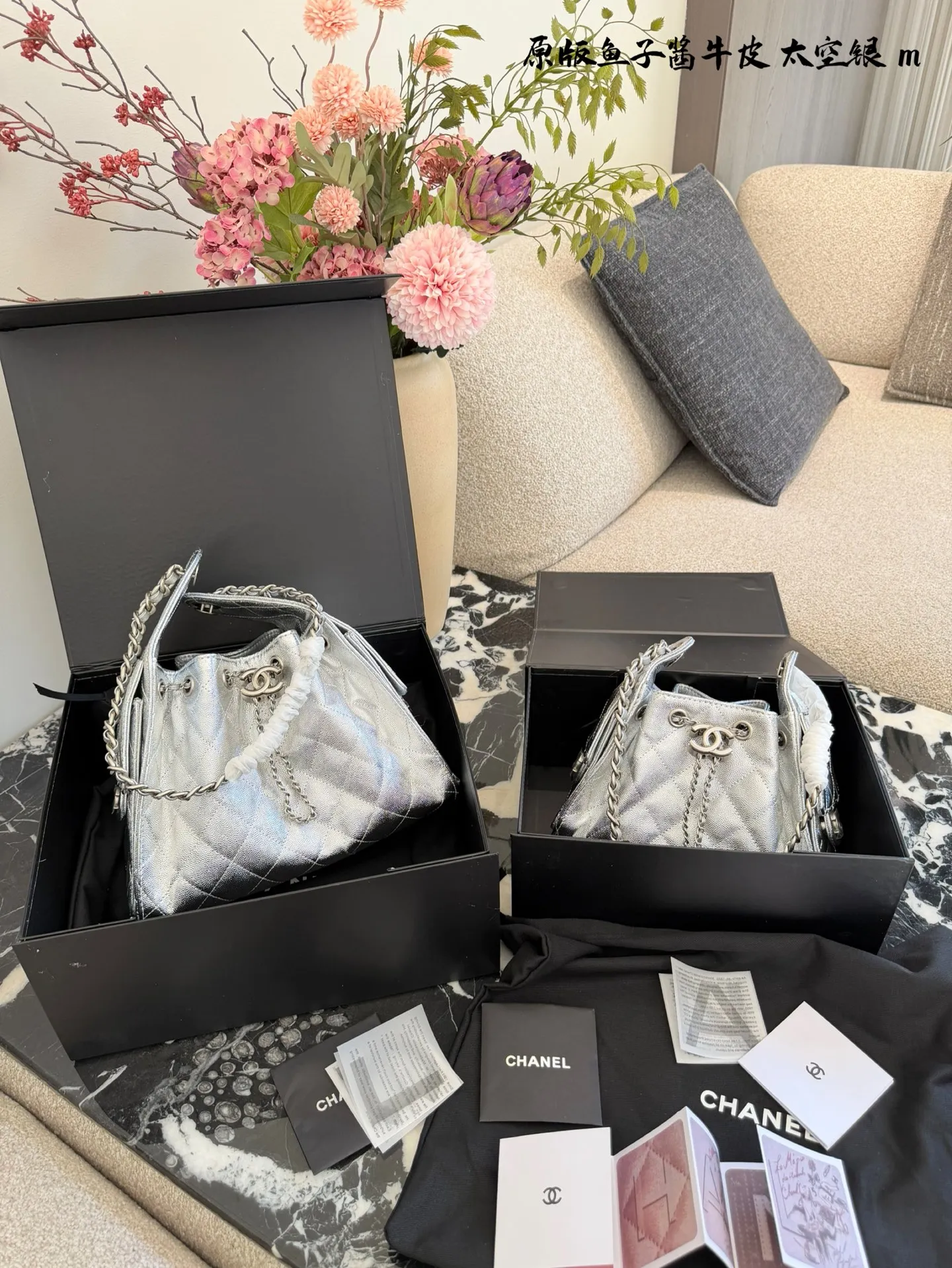 p250p280 牛皮 香奈儿26C银色25bag mini​​ ✨香奈儿26C早春系列25bag mini，银色金属光泽+经典菱格纹，未来感满满！油蜡皮材质细腻耐磨，链条肩带+抽绳设计，手提斜挎都OK，日常出街超百搭👜。尺寸26&times;22cm，20&times;17cm 容量适中，秋冬大衣、春夏轻便穿搭都能轻松驾驭。银色在光线下细闪，时髦精必入，Jennie同款超火🔥，断货预警！