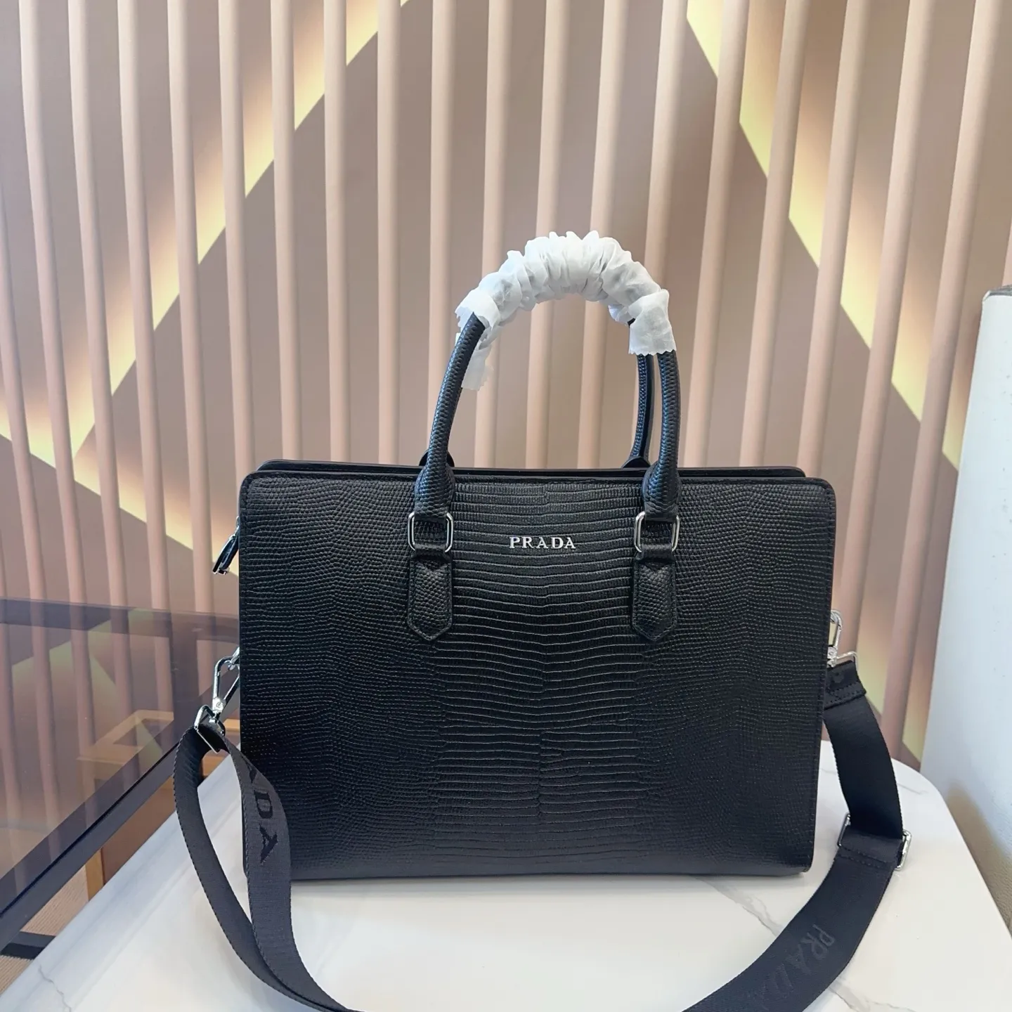 p310纯皮. Prada· 普拉达 公文包 最新男士手提单肩包🧸大容量超级实用 简约风、符合现代年轻人的审美、男士公文包、但是又偏休闲式的设计、实物特别高级 全部带有logo 尺寸:39*8*28cm gy