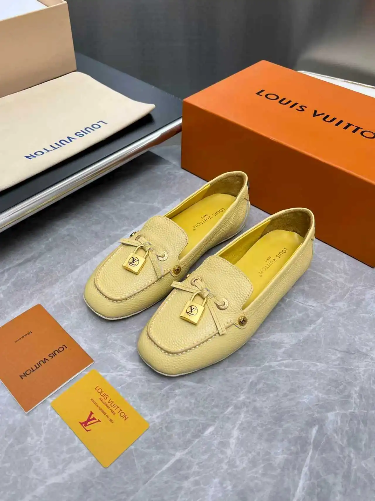 p270 🇫🇷 𝙇𝙤𝙪𝙞𝙨 𝙑𝙪𝙞𝙩𝙩𝙤𝙣 🇫🇷路易威登𝓛𝓿 𝓣𝓻𝓪𝓲𝓷𝓮𝓻新款 【Arizona豆豆鞋系列】 其手工漆绘染边及手工缝制鞋面充分展现了路易威登的传统制鞋工艺。这款便鞋十分轻便，鞋舌与鞋帮一体式构造令其尤其舒适灵活，☑️☑️☑️同时柔软外底配有橡胶衬垫。饰有相搭配的饰带。 鞋面：头层牛皮，内里牛皮 Size：35-42