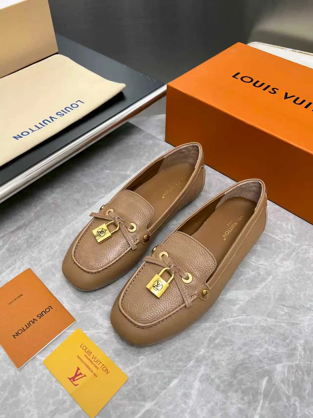 p270🇫🇷 𝙇𝙤𝙪𝙞𝙨 𝙑𝙪𝙞𝙩𝙩𝙤𝙣 🇫🇷路易威登𝓛𝓿 𝓣𝓻𝓪𝓲𝓷𝓮𝓻新款 【Arizona豆豆鞋系列】 其手工漆绘染边及手工缝制鞋面充分展现了路易威登的传统制鞋工艺。这款便鞋十分轻便，鞋舌与鞋帮一体式构造令其尤其舒适灵活，☑️☑️☑️同时柔软外底配有橡胶衬垫。饰有相搭配的饰带。 鞋面：头层牛皮，内里牛皮 Size：35-42