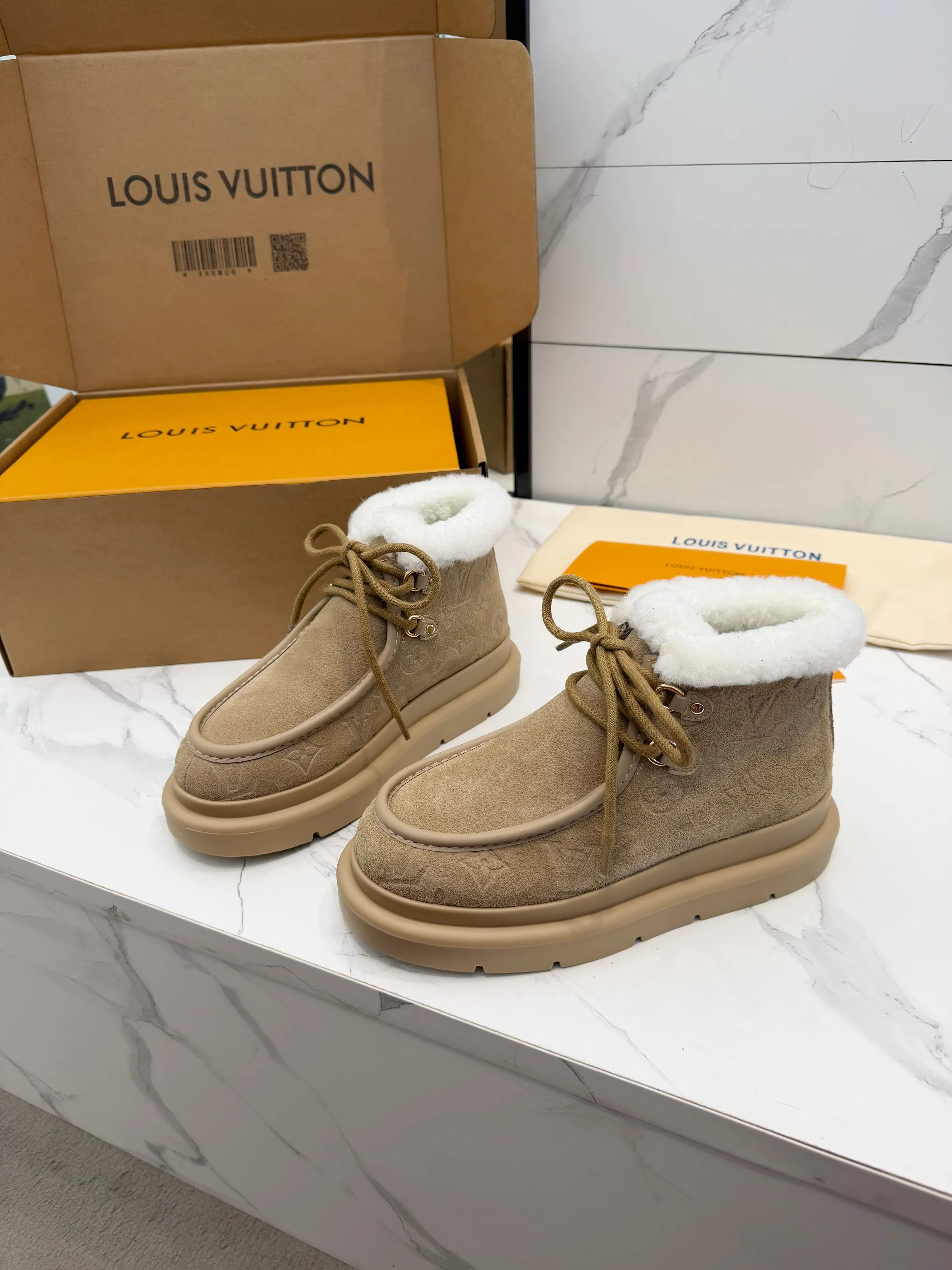 p270💰35-42(42订做不退换) Louis Vuitton秋冬最新毛靴 2025lv走秀款 鞋面:进口高丝光牛皮压花工艺 内里:毛 里超级暖和 原版开模发泡组合大底,全套精美包装