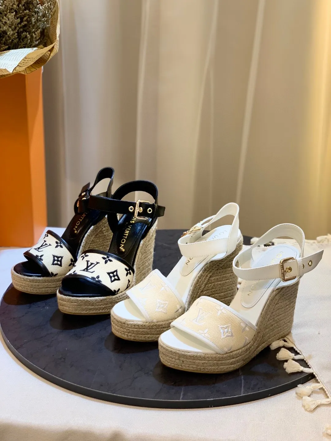 p240 最新款 坡跟跟高11cm 代购级————很爆的一款 lv2023新款新色系 电绣工艺 精美 精细 ————原版解拆 1/1复制 ★上脚超显脚小 非常舒适 显瘦又显白 鞋面原版电绣 复古美 ★内里 羊皮 ★原版大底 ★原版开模 大底 防滑 ★码数35-42