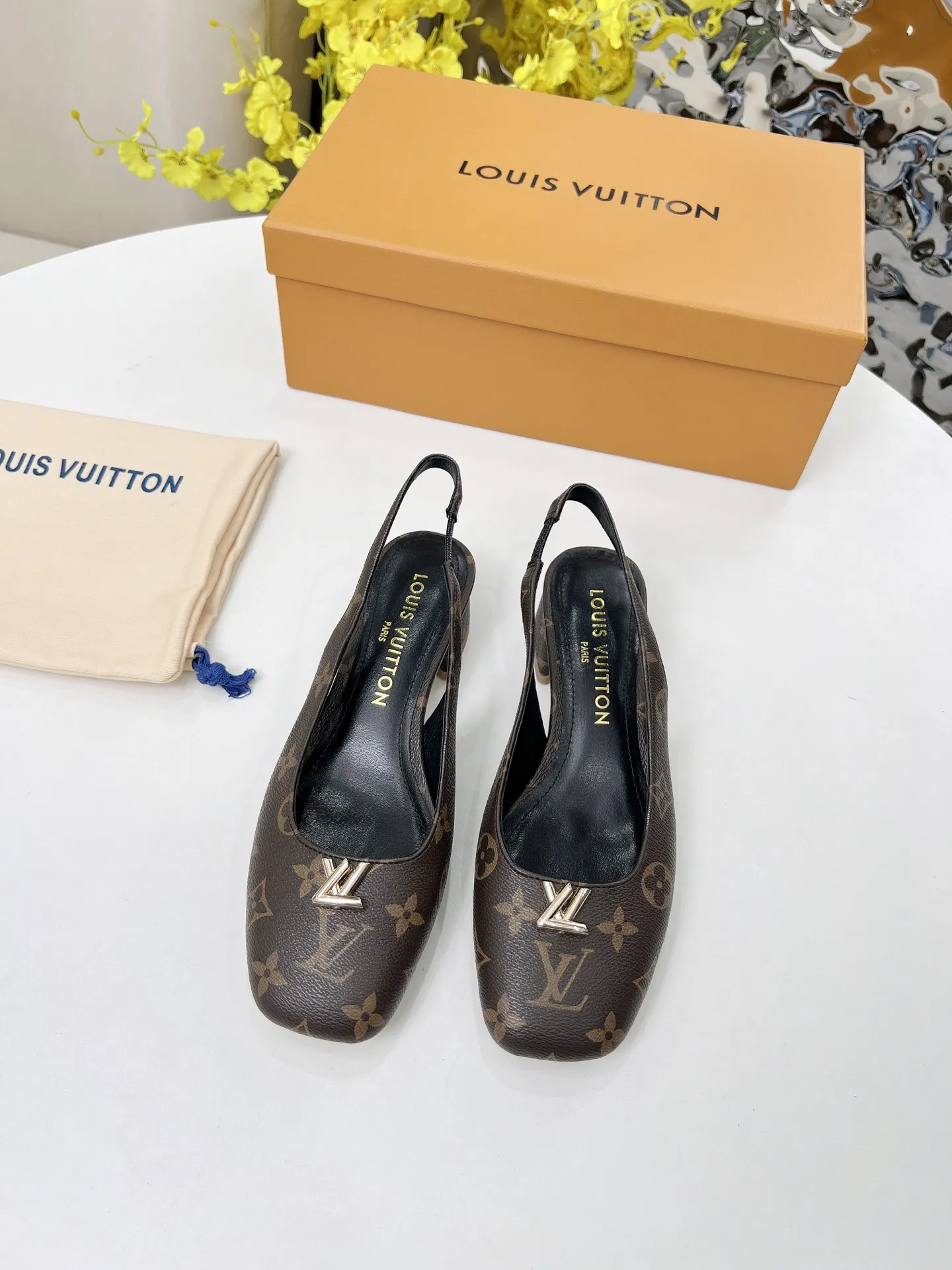 上新啦，2025LOUIS VUITTON 专柜经典款，经典永流传！做工用料都和原版同步， 内里/垫脚；羊皮 跟高：3.5cm 码数 35-41 橡胶底， 颜色：四色可入（黑牛漆皮，白色牛漆皮，黑色牛皮，LV老花皮） 带全套包装P190