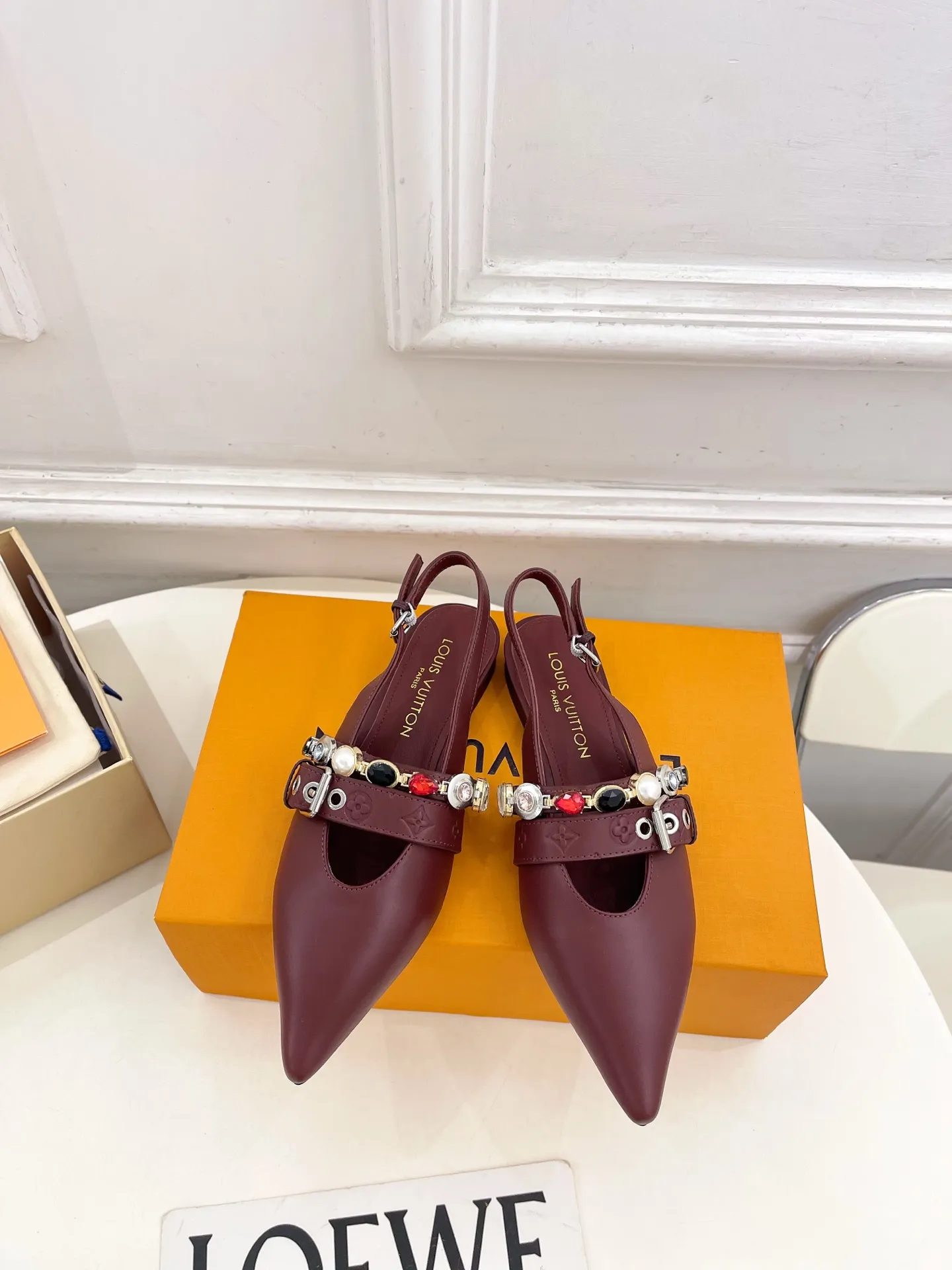 LV | 路易威登 26𝐬𝐬 🧡💚2026春夏新款 顶级版本⚠️ 专柜主打最新款 LV VIBE 珠宝链条尖头露跟平底鞋 系列硬货上新🆕 ❥BS代购级别!高级感十足!国内外博主刷爆的一款,复古又时髦 上脚美炸了!官网主推款★ ━━━━━ ЅᏇєєt ━━━━━ ▪️鞋面:原版特定小牛皮 ▪️内里:进口羊皮里 ▪️大底:原版意大利真皮大底 ▪️跟高:1.5cm/5.5cm ▪️鞋码:35-39(40.41定制) ▪️出厂价:💰360