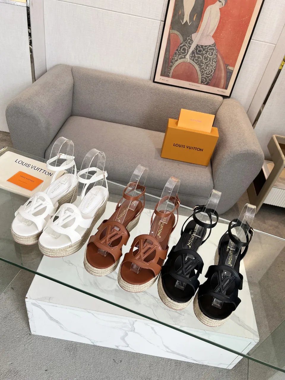 p240 最新款 坡跟跟高6.5 代购级————很爆的一款 lv2023新款新色系 电绣工艺 精美 精细 ————原版解拆 1/1复制 ★上脚超显脚小 非常舒适 显瘦又显白 鞋面原版电绣 复古美 ★内里 羊皮 ★原版大底 ★原版开模 大底 防滑 码数35/42