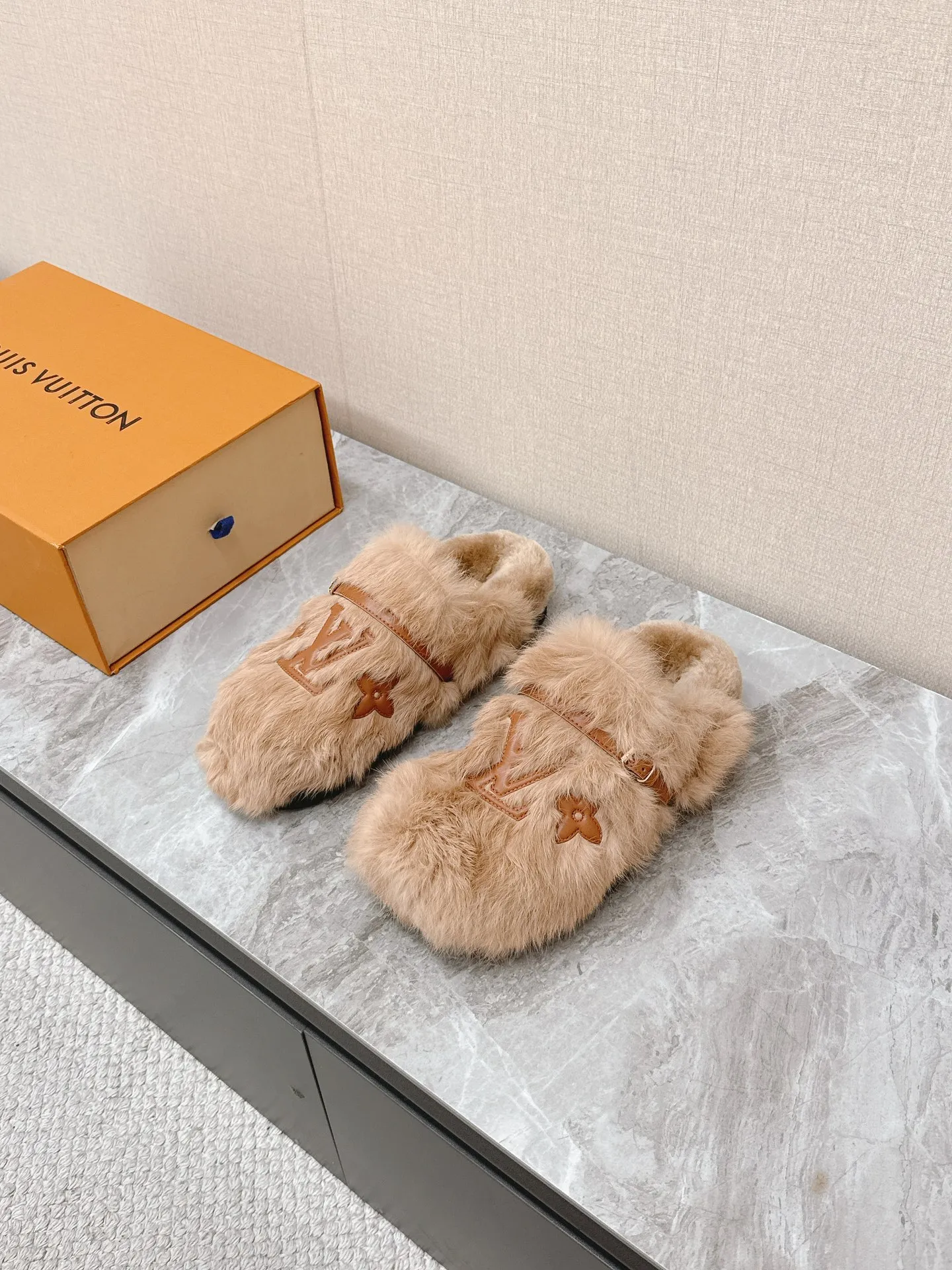 💰290 路易威登lv秋冬最新款毛毛拖鞋～ 这双毛拖也是好好看！皮质的就是非常高级呀！！!搭配秋冬的牛仔短裤 简直就是完美呀！穿上立马拥有理想的身高有没有！ 大爱款，有时尚元素，鞋面外表 贵气感十足 穿上它总能展现女性时尚韵味 时尚却不过分张扬，鞋面水貂毛 满满的高级感 鞋面：进口羊卷毛 大底：原版开模防滑大底 码数：35-40