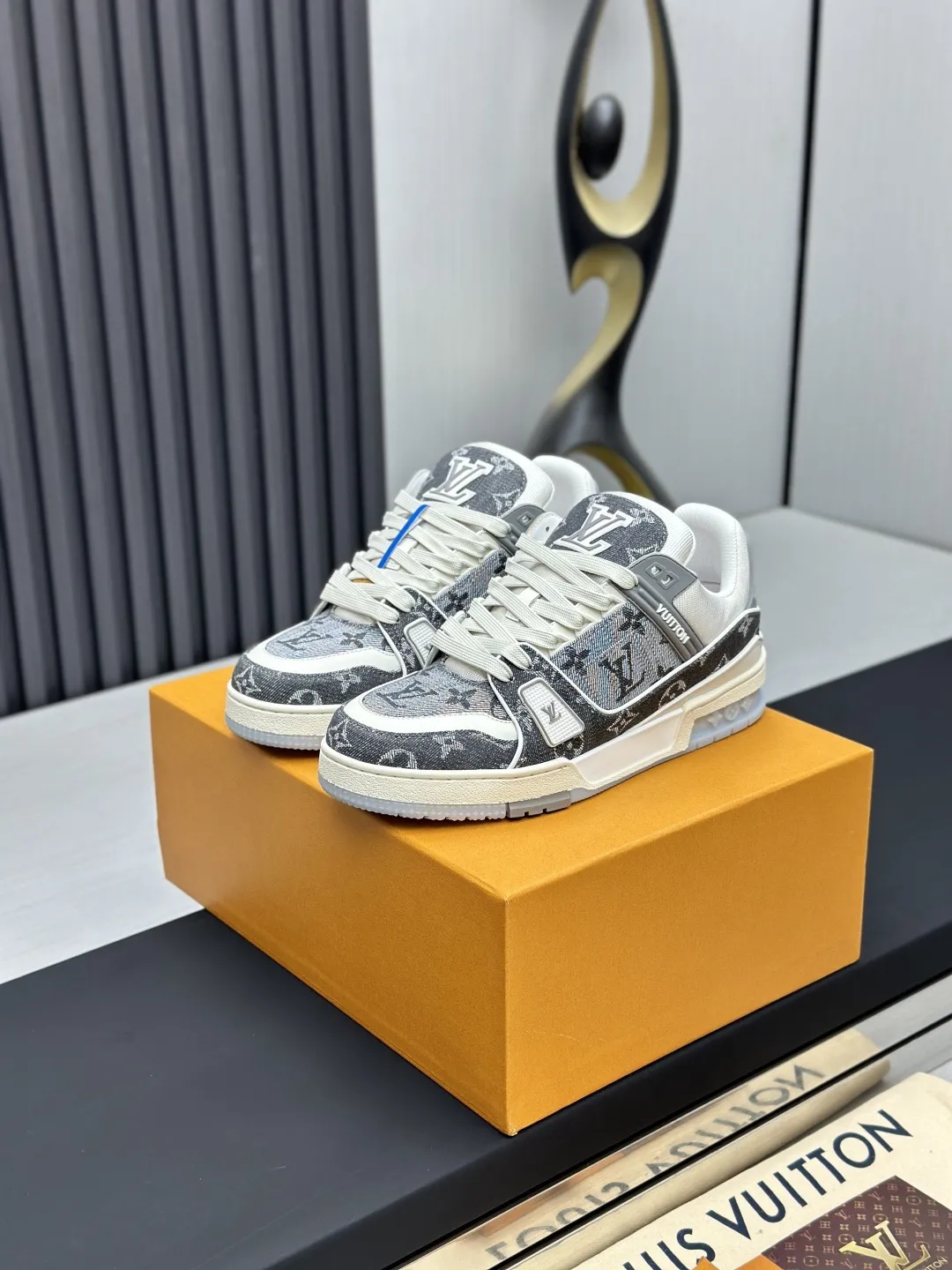 广版高版本P280 🔥🔥🔥芯片感应✅ 驴家LV Trainer 原版完美楦型 大厂出产 品控胜过市面百分之95 TPU大底材料。独家底磨 开发费2w+ 质感媲美原版 密集度超高 区别于同行色泽质感 意大利进口头层一刀切小牛皮 皮料厚实度韧性高于市面 原版垫脚聚米微料加透气英伦网布 都是按打造开发 不偷半点料 不掺半点假 细节原版一致✅可对比 全包套原版包装配件 目前市面一梯队级别 ⚠️市场太杂请注意混卖版本 可区别材料 版型 质感 包装配件 一切肉眼可见的细节。 女码:35-40,男码:38-45(38.45-47定做)