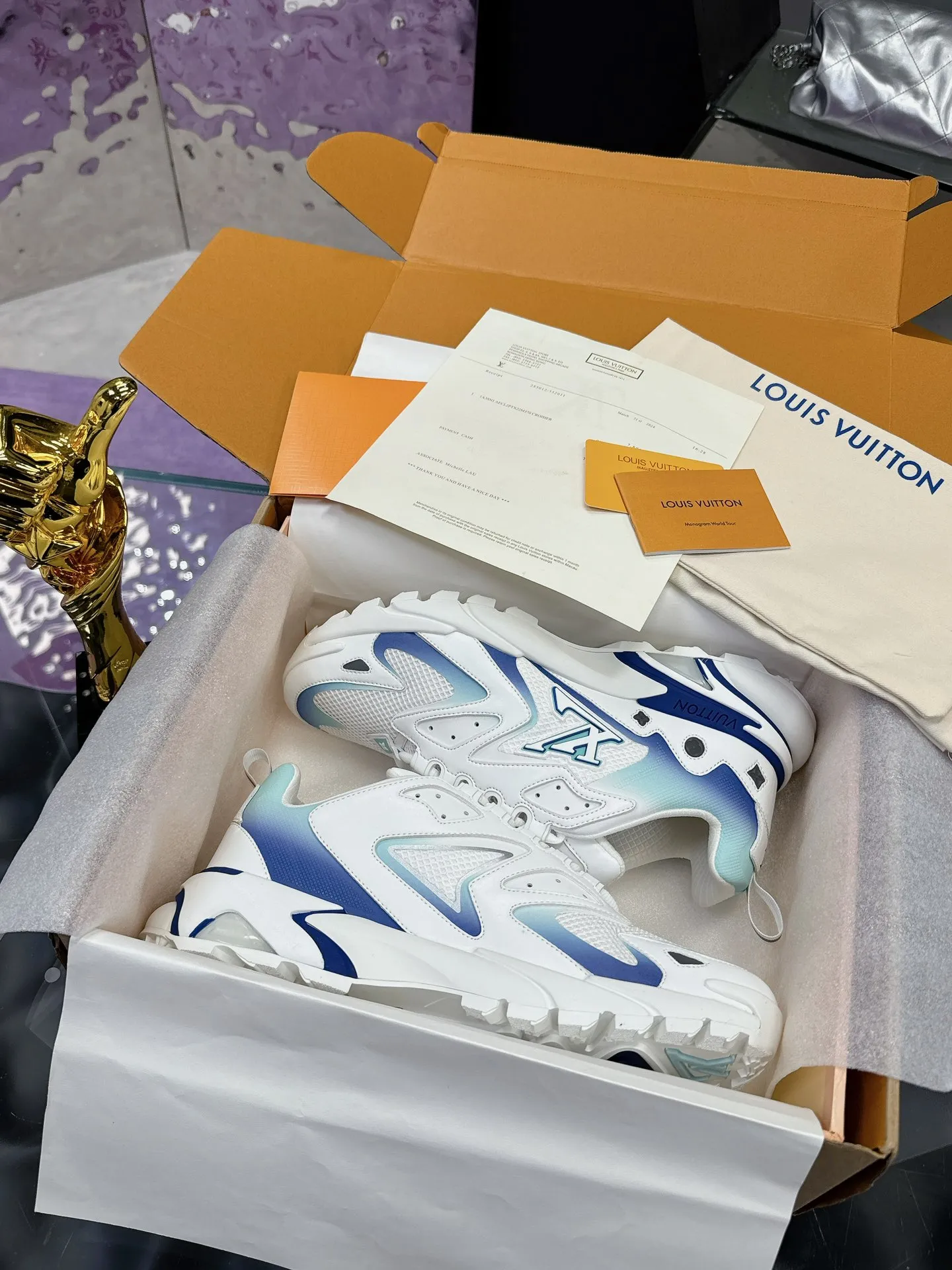 工厂价:380 (飞机盒➕10) Lv系列又加新颜色了 重磅回归 2025官方新颜色 渐变色系列颜色 增加中💓 春夏男装秀场推出 L* Runner Tatic 运动鞋:网格织物混合牛皮革,诠释跑鞋的设计精髓;反光 Monogram 花卉点缀侧面,舒适加衬鞋领、柔软科技内衬和轻盈橡胶外底完善整体。 Lv运动鞋 系列 专柜热卖中 Size 38-45 (46定制)