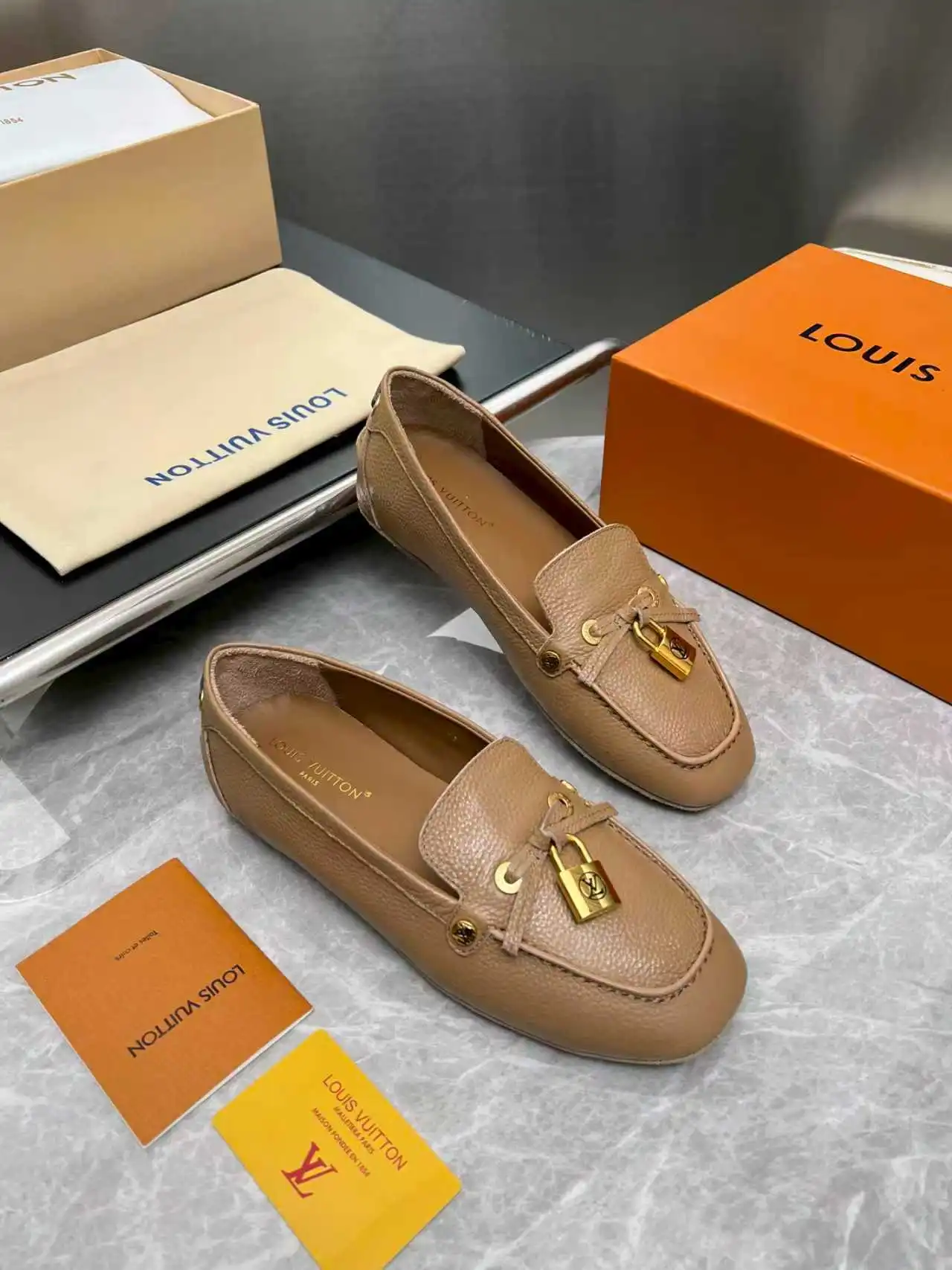 p270🇫🇷 𝙇𝙤𝙪𝙞𝙨 𝙑𝙪𝙞𝙩𝙩𝙤𝙣 🇫🇷路易威登𝓛𝓿 𝓣𝓻𝓪𝓲𝓷𝓮𝓻新款 【Arizona豆豆鞋系列】 其手工漆绘染边及手工缝制鞋面充分展现了路易威登的传统制鞋工艺。这款便鞋十分轻便，鞋舌与鞋帮一体式构造令其尤其舒适灵活，☑️☑️☑️同时柔软外底配有橡胶衬垫。饰有相搭配的饰带。 鞋面：头层牛皮，内里牛皮 Size：35-42