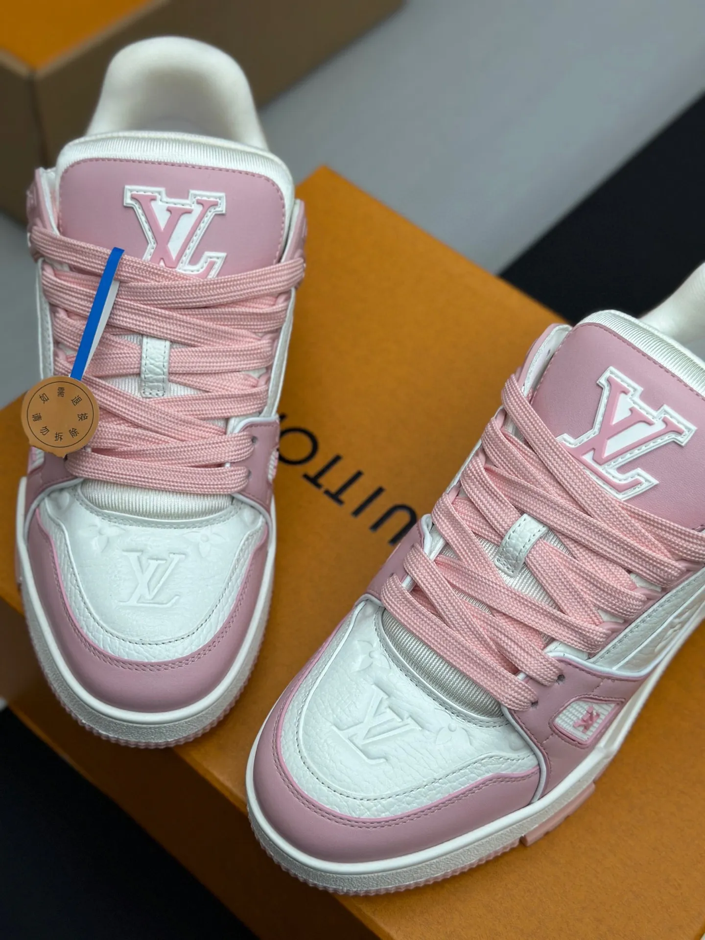 工厂直销&yen;280💰顶级版本 LV-路易威登-经典走秀新款 空胶工艺&middot;原版1：1开发！！上脚非常舒适 奢侈用料，做工精细，中底印有欧洲制造英文字母 鞋面由意大利进口小牛皮拼接，侧边饰有品牌LOGO标志及签名，最新乳胶垫脚➕网布内里，脚感超舒适。原厂特供原版双色TPU组合大底。套包工艺 固特异缝合锁边 面料:独家定制头层牛皮 配件:独家私模Vuitton 标识， 内里:定制丝滑网里-头层丝绸牛皮内里 大底:TPU组合大底耐磨防滑防黄 垫脚:新款乳胶垫-网纱吸汗 工艺:全电脑针车拉线 鞋头 后套 冷热定型 全套拉帮套楦中低logo花纹 包装 -鞋带 证书 卡片 说明书 合格证 防尘袋 全网最齐包装 女款35-40男款38-46（3846订做不退换！