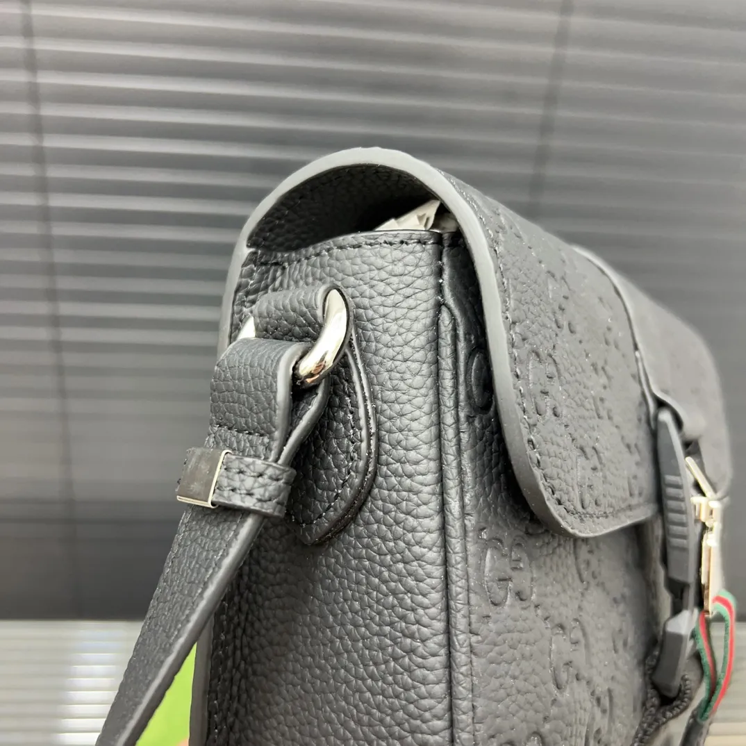 P175 Gucci 古奇 单肩包 男包 斜挎包 采用精湛镶嵌细工，经典百搭 实物拍摄 原厂原版面料 高端品质 配送防尘袋 21 x 17 cm。