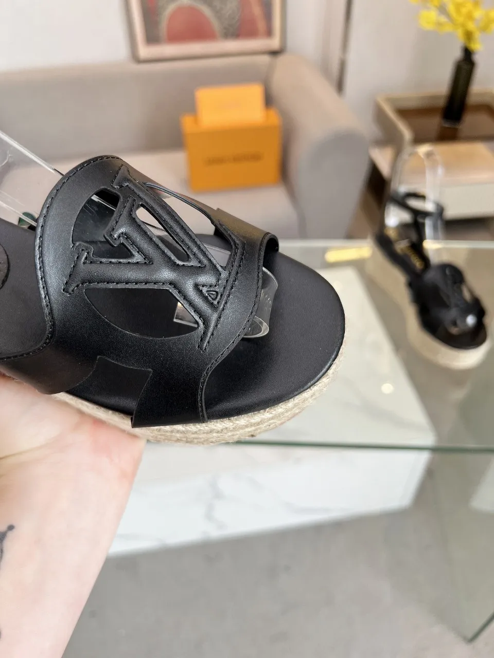 p240 最新款 坡跟跟高6.5 代购级————很爆的一款 lv2023新款新色系 电绣工艺 精美 精细 ————原版解拆 1/1复制 ★上脚超显脚小 非常舒适 显瘦又显白 鞋面原版电绣 复古美 ★内里 羊皮 ★原版大底 ★原版开模 大底 防滑 码数35/42