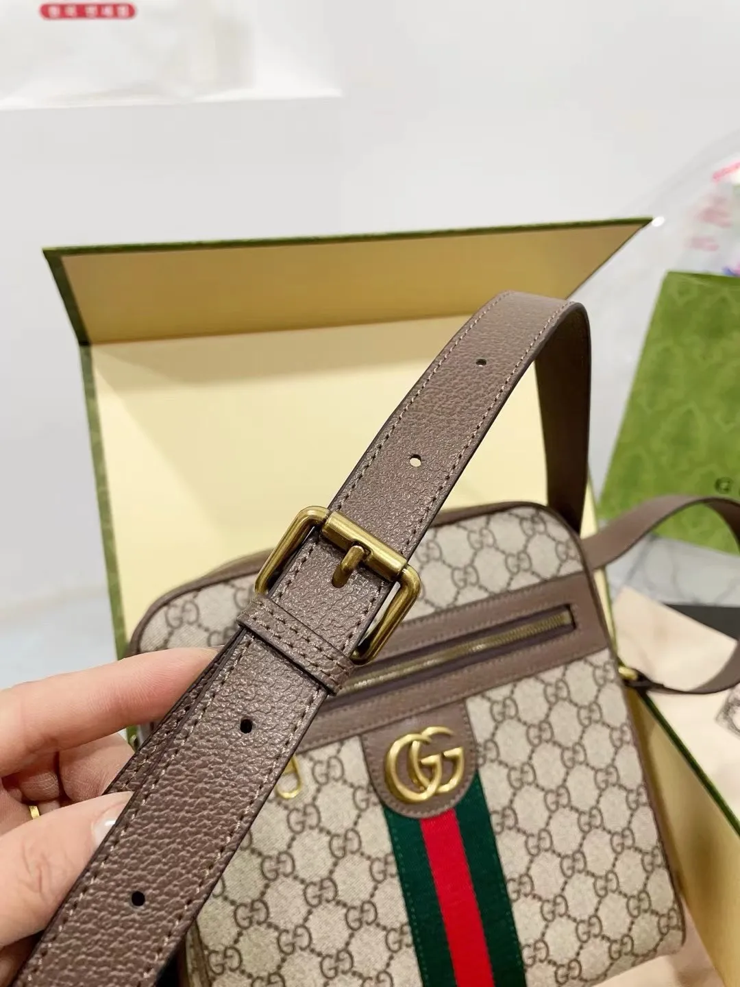 👑💰P150配礼盒🎁 GUCCI酷奇ophidia斜挎包. GG男包来咯～ 随着时间成长，老花也是经久耐看且永不过时的元素 这款包包造型小巧，依旧是复古的调性，方方正正的包型很好搭配衣服，可斜挎可作为手拿包，日常休闲和商务场合都可以驾驭，撞包率也很低，包身整体也很轻便，简约低调有质感尺寸：23*7*25cm