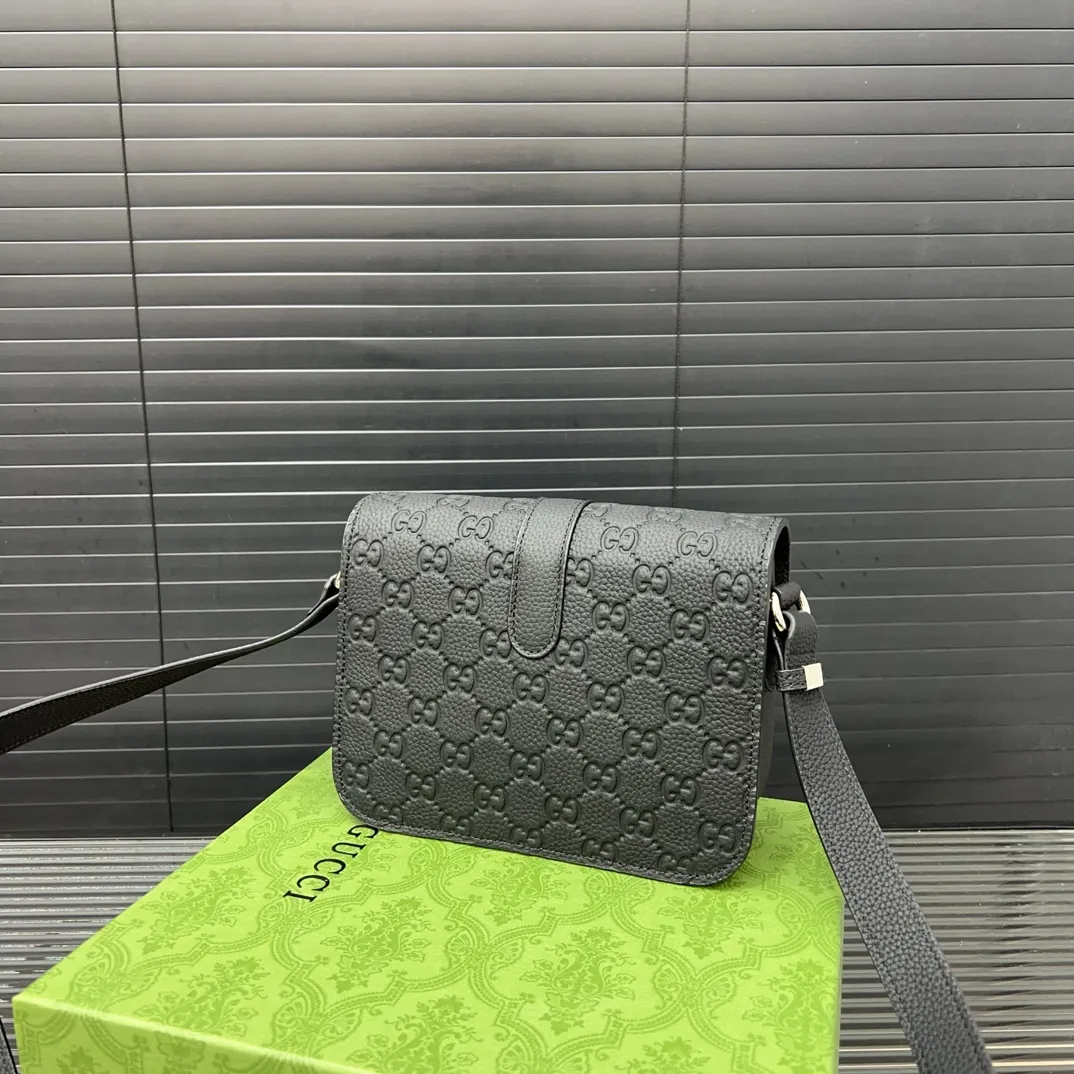 P175 Gucci 古奇 单肩包 男包 斜挎包 采用精湛镶嵌细工，经典百搭 实物拍摄 原厂原版面料 高端品质 配送防尘袋 21 x 17 cm。