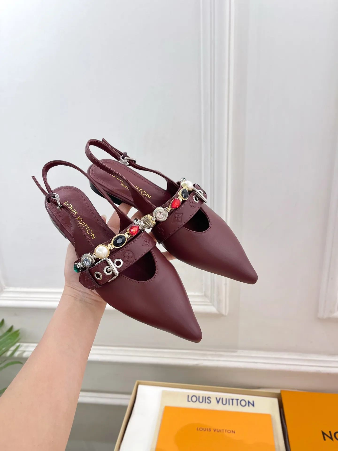 LV | 路易威登 26𝐬𝐬 🧡💚2026春夏新款 顶级版本⚠️ 专柜主打最新款 LV VIBE 珠宝链条尖头露跟平底鞋 系列硬货上新🆕 ❥BS代购级别!高级感十足!国内外博主刷爆的一款,复古又时髦 上脚美炸了!官网主推款★ ━━━━━ ЅᏇєєt ━━━━━ ▪️鞋面:原版特定小牛皮 ▪️内里:进口羊皮里 ▪️大底:原版意大利真皮大底 ▪️跟高:1.5cm/5.5cm ▪️鞋码:35-39(40.41定制) ▪️出厂价:💰360