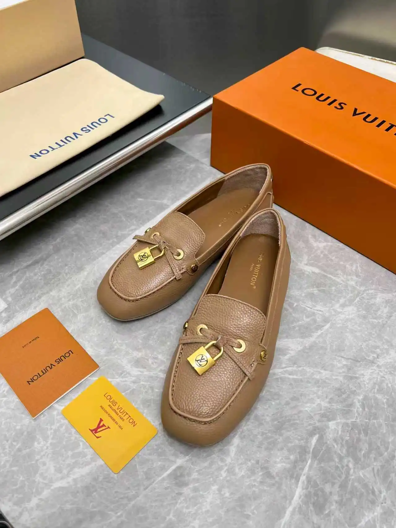 p270🇫🇷 𝙇𝙤𝙪𝙞𝙨 𝙑𝙪𝙞𝙩𝙩𝙤𝙣 🇫🇷路易威登𝓛𝓿 𝓣𝓻𝓪𝓲𝓷𝓮𝓻新款 【Arizona豆豆鞋系列】 其手工漆绘染边及手工缝制鞋面充分展现了路易威登的传统制鞋工艺。这款便鞋十分轻便，鞋舌与鞋帮一体式构造令其尤其舒适灵活，☑️☑️☑️同时柔软外底配有橡胶衬垫。饰有相搭配的饰带。 鞋面：头层牛皮，内里牛皮 Size：35-42