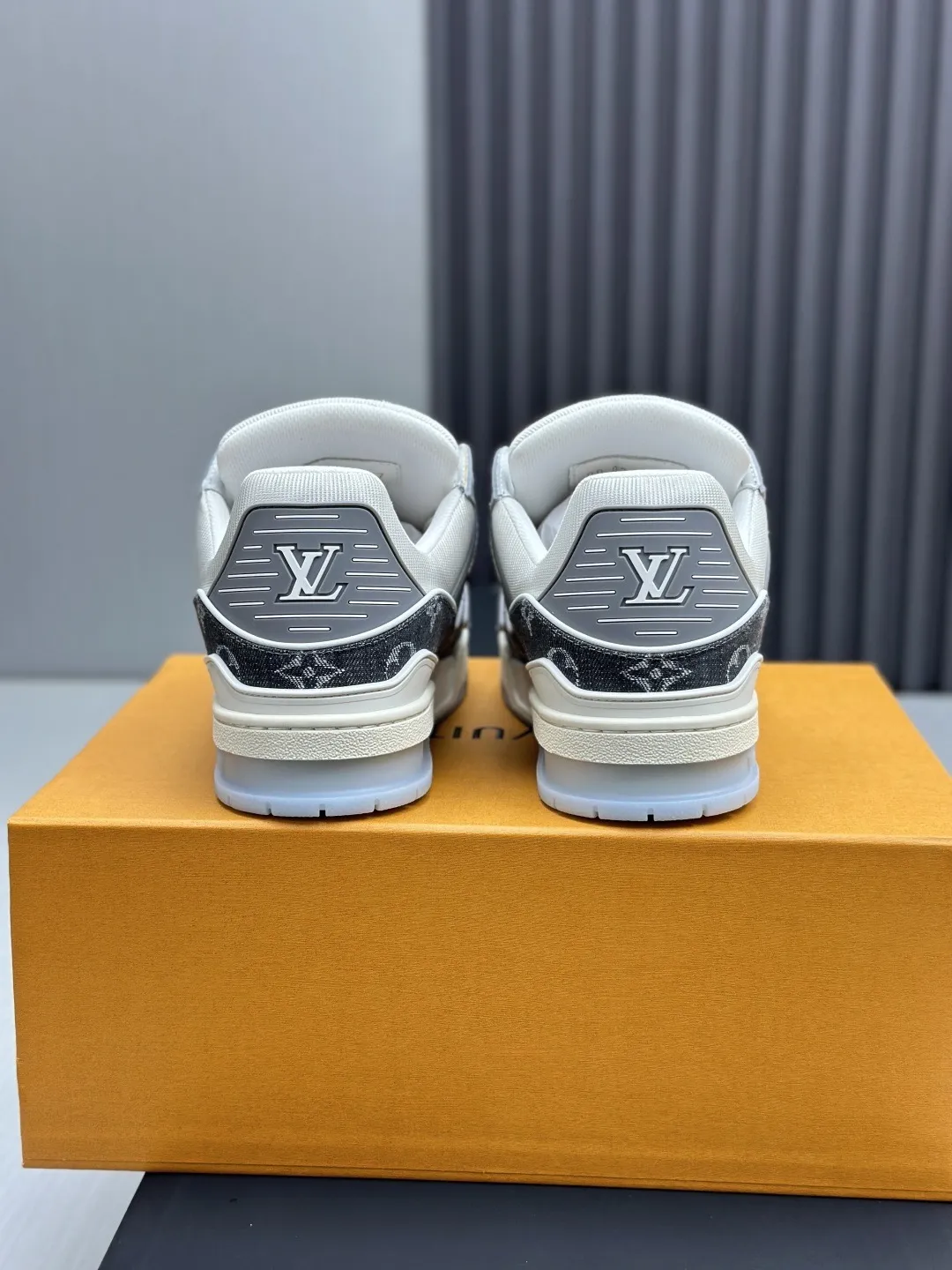 广版高版本P280 🔥🔥🔥芯片感应✅ 驴家LV Trainer 原版完美楦型 大厂出产 品控胜过市面百分之95 TPU大底材料。独家底磨 开发费2w+ 质感媲美原版 密集度超高 区别于同行色泽质感 意大利进口头层一刀切小牛皮 皮料厚实度韧性高于市面 原版垫脚聚米微料加透气英伦网布 都是按打造开发 不偷半点料 不掺半点假 细节原版一致✅可对比 全包套原版包装配件 目前市面一梯队级别 ⚠️市场太杂请注意混卖版本 可区别材料 版型 质感 包装配件 一切肉眼可见的细节。 女码:35-40,男码:38-45(38.45-47定做)