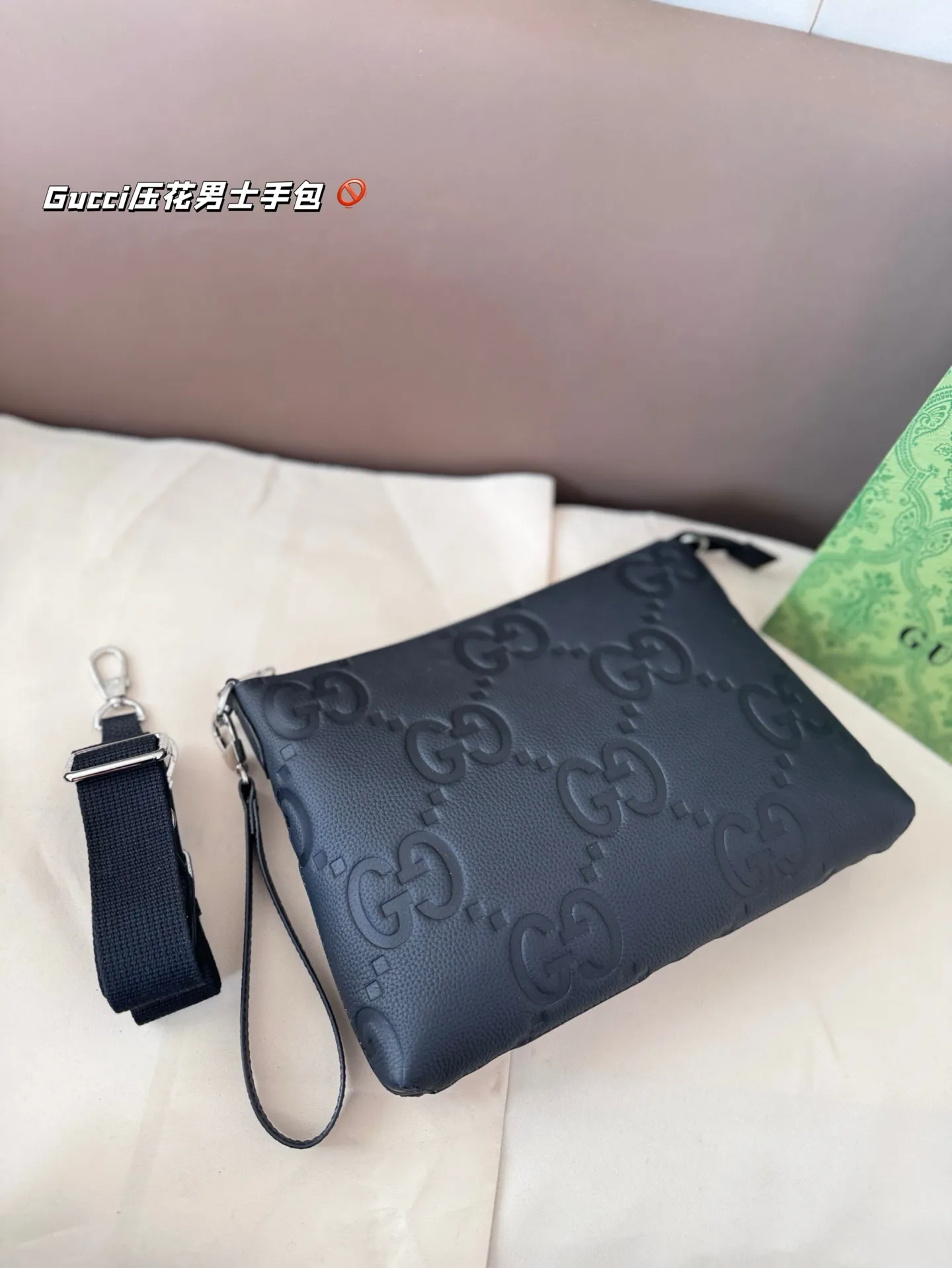 P130 Gucci压花 新款男士手包，可斜挎！很酷的男包来喽看起来十分时尚且年轻。斜挎也不显大当收纳空间真心不错，拿取东西时十分方便当肩带可以自由调节长度，任何身高都没问题 尺寸：29*22