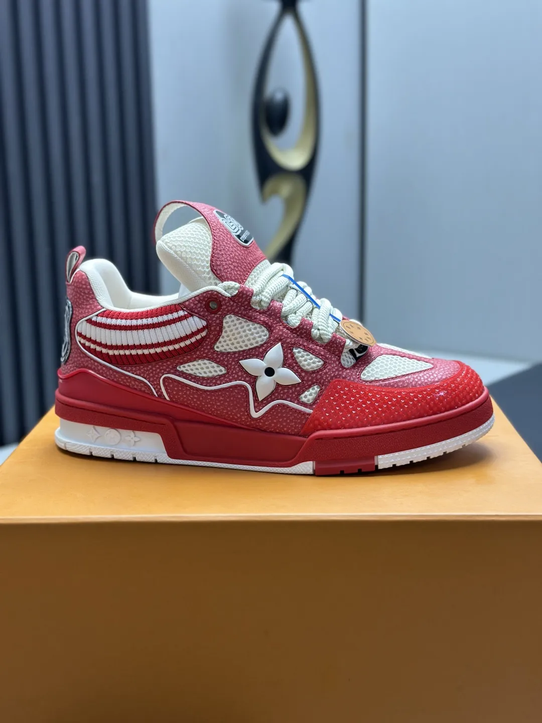 工厂直销¥350💰顶级版本 LV-路易威登-面包走秀新款 空胶工艺·原版1:1开发复刻!!上脚非常舒适 奢侈用料,做工精细,中底印有欧洲制造英文字母 鞋面由意大利进口小牛皮拼接,侧边饰有品牌LOGO标志及签名,最新乳胶垫脚➕网布内里,脚感超舒适。原厂特供原版双色TPU组合大底。套包工艺 固特异缝合锁边 面料:独家定制头层牛皮 配件:独家私模Vuitton 标识, 内里:定制丝滑网里-头层丝绸牛皮内里 大底:TPU组合大底耐磨防滑防黄 垫脚:新款乳胶垫-网纱吸汗 专柜工艺:全电脑针车拉线 鞋头 后套 冷热定型 全套拉帮套楦中低logo花纹 专柜包装 -鞋带 证书 卡片 说明书 合格证 防尘袋 全网最齐包装 女款35-40男款38-46(38/46订做不退换!