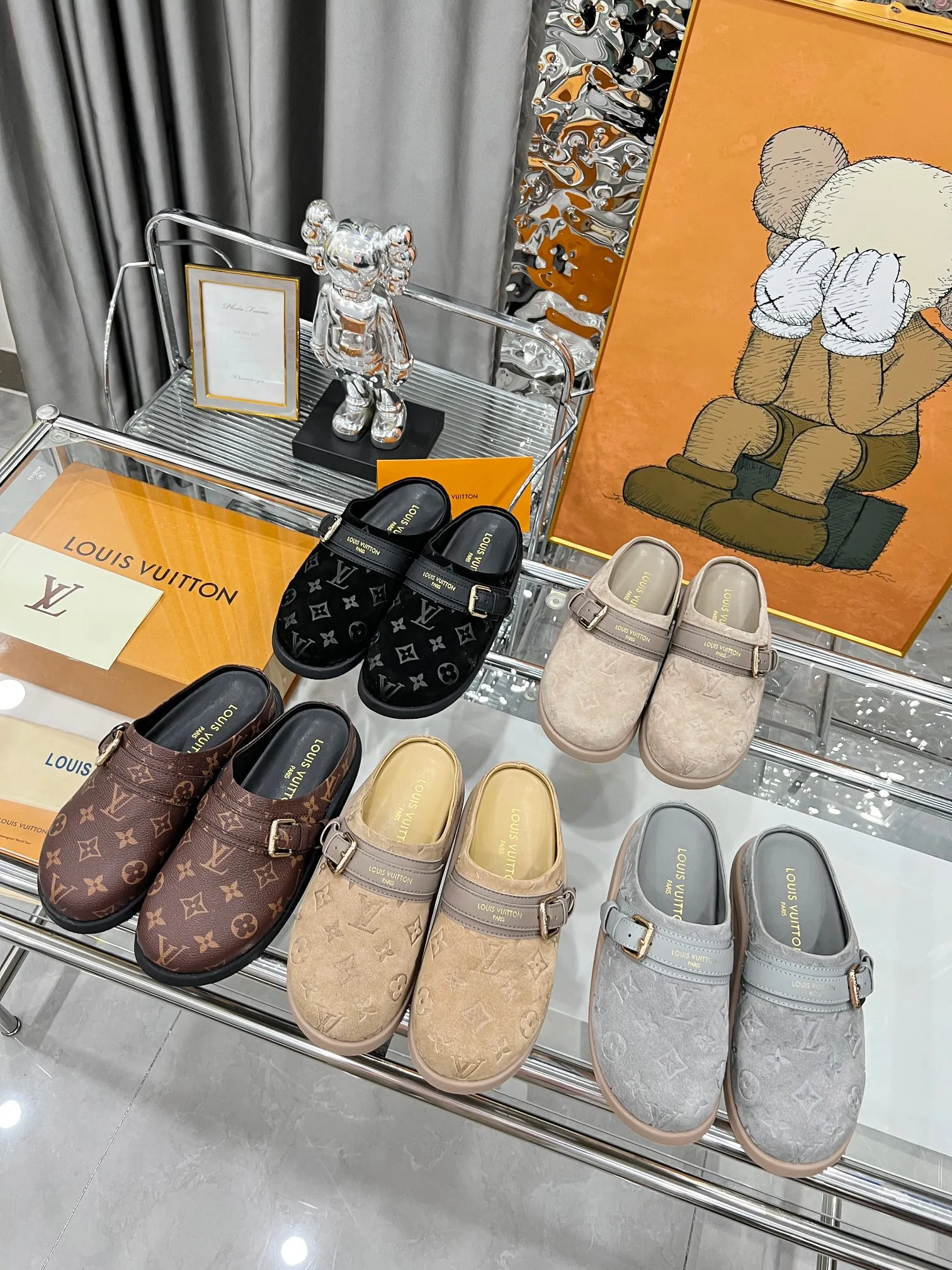 p220工厂现货 Louis Vuitton路易威登,勃肯拖鞋升级款 1:1高级定制,LV Easy 凉拖取材绒面牛皮革,以 Monogram 图案彰显潮流风范。LV 字母点亮可调节饰带,韧性鞋垫和微型外底实现轻盈舒适。 面料 : 定制绒面牛皮压印 Monogram 图案,内里 :羊皮,原版楦鞋, 码数 : 35—41, 带图下单,欢迎传图砸单,