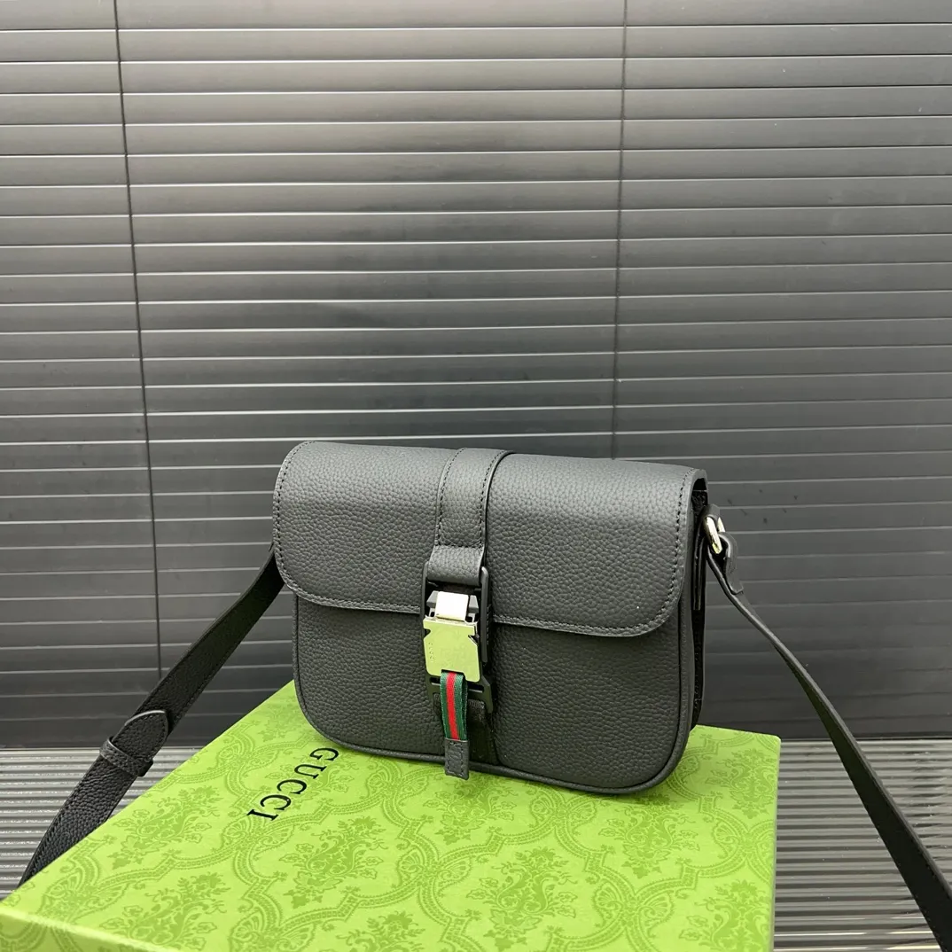 P175 Gucci 古奇 单肩包 男包 斜挎包 采用精湛镶嵌细工，经典百搭 实物拍摄 原厂原版面料 高端品质 配送防尘袋 21 x 17 cm。