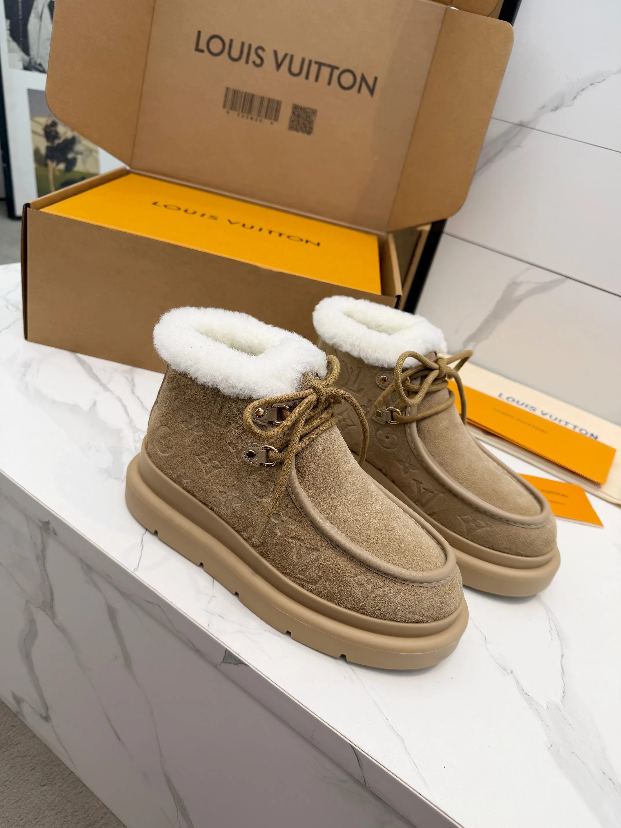 p270💰35-42(42订做不退换) Louis Vuitton秋冬最新毛靴 2025lv走秀款 鞋面:进口高丝光牛皮压花工艺 内里:毛 里超级暖和 原版开模发泡组合大底,全套精美包装