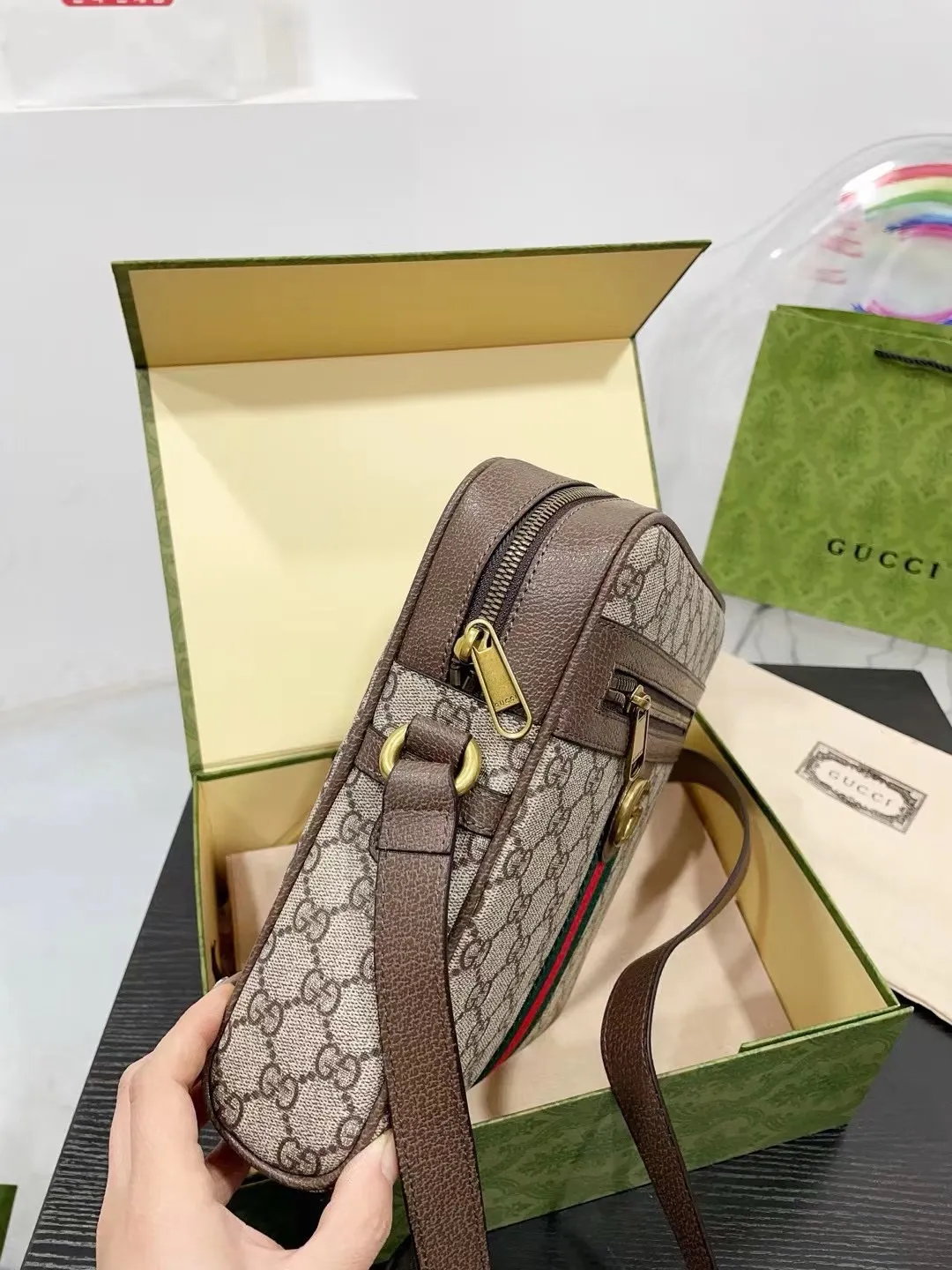 👑💰P150配礼盒🎁 GUCCI酷奇ophidia斜挎包. GG男包来咯~ 随着时间成长,老花也是经久耐看且永不过时的元素 这款包包造型小巧,依旧是复古的调性,方方正正的包型很好搭配衣服,可斜挎可作为手拿包,日常休闲和商务场合都可以驾驭,撞包率也很低,包身整体也很轻便,简约低调有质感尺寸:23*7*25cm