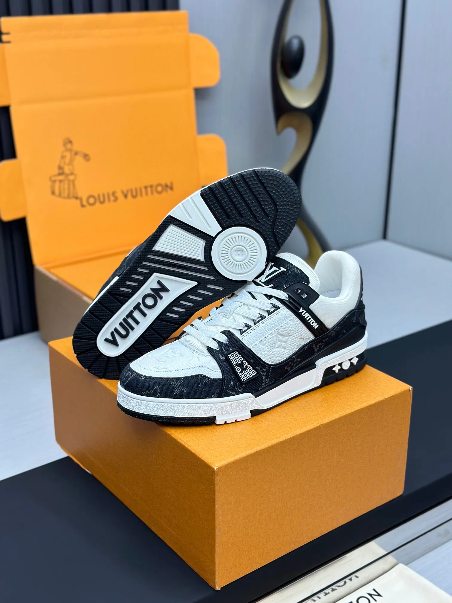 广版高版本P280 🔥🔥🔥芯片感应✅ 驴家LV Trainer 原版完美楦型 大厂出产 品控胜过市面百分之95 TPU大底材料。独家底磨 开发费2w+ 质感媲美原版 密集度超高 区别于同行色泽质感 意大利进口头层一刀切小牛皮 皮料厚实度韧性高于市面 原版垫脚聚米微料加透气英伦网布 都是按打造开发 不偷半点料 不掺半点假 细节原版一致✅可对比 全包套原版包装配件 目前市面一梯队级别 ⚠️市场太杂请注意混卖版本 可区别材料 版型 质感 包装配件 一切肉眼可见的细节。 女码:35-40,男码:38-45(38.45-47定做)