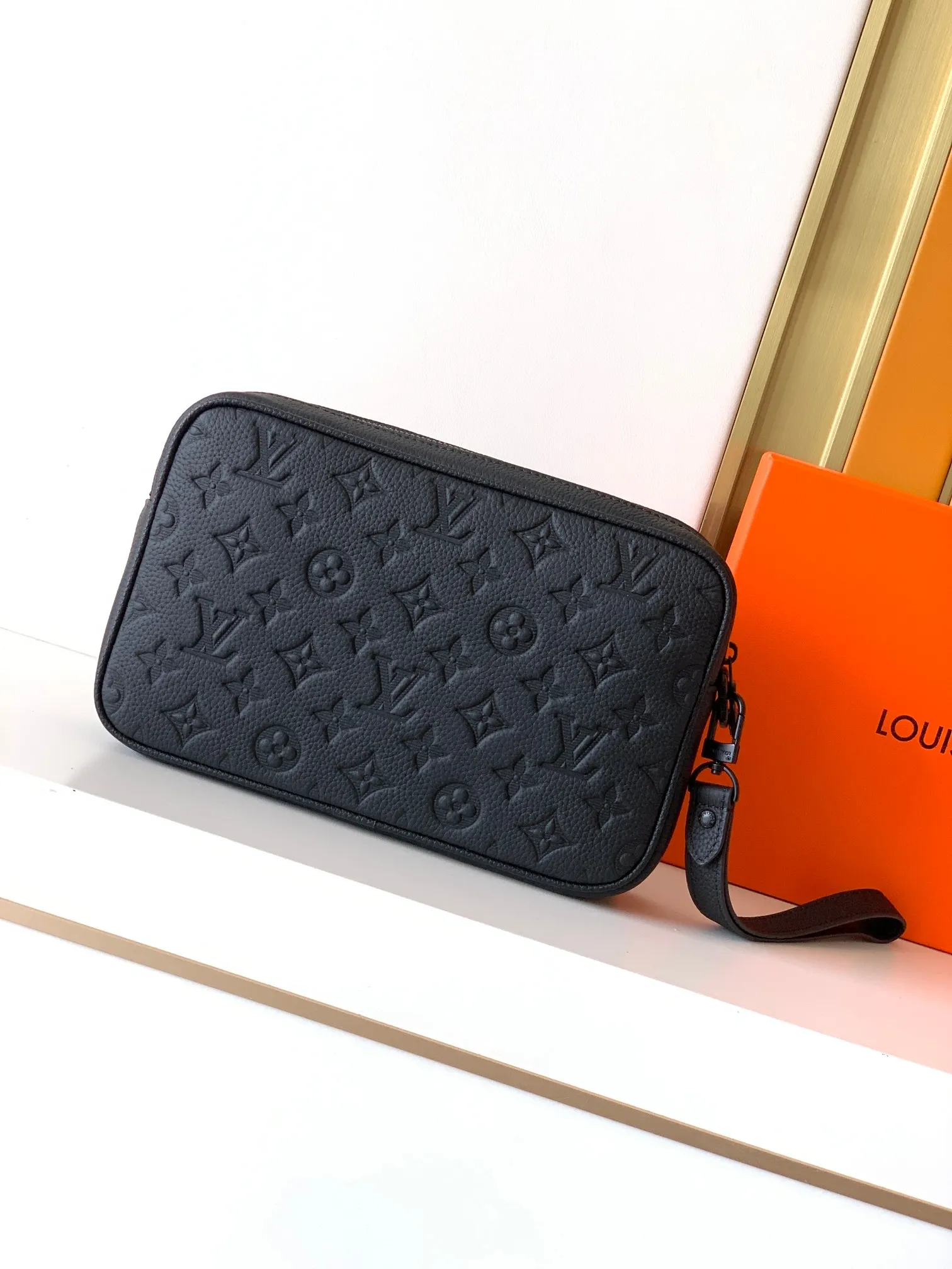 原单顶级M69825#黑色全皮压花, Fastline 邮差包以柔软牛皮革塑造贴身构型,可容纳手机、短款钱夹、记事本和耳机等日常所需。尺寸25x16x5.5------💰270