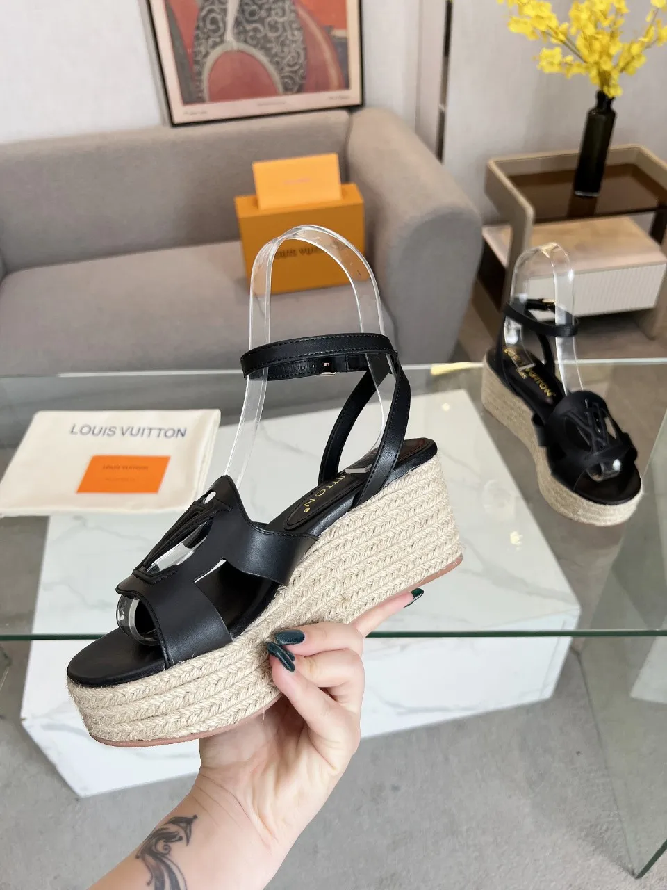 p240 最新款 坡跟跟高6.5 代购级————很爆的一款 lv2023新款新色系 电绣工艺 精美 精细 ————原版解拆 1/1复制 ★上脚超显脚小 非常舒适 显瘦又显白 鞋面原版电绣 复古美 ★内里 羊皮 ★原版大底 ★原版开模 大底 防滑 码数35/42