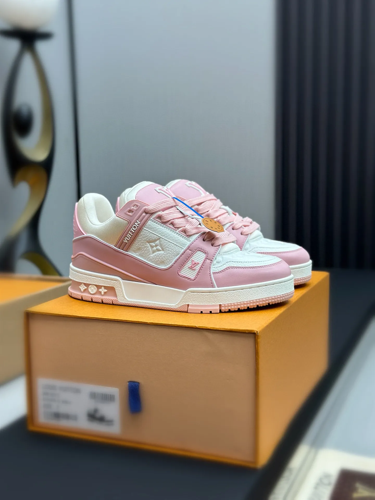 工厂直销&yen;280💰顶级版本 LV-路易威登-经典走秀新款 空胶工艺&middot;原版1：1开发！！上脚非常舒适 奢侈用料，做工精细，中底印有欧洲制造英文字母 鞋面由意大利进口小牛皮拼接，侧边饰有品牌LOGO标志及签名，最新乳胶垫脚➕网布内里，脚感超舒适。原厂特供原版双色TPU组合大底。套包工艺 固特异缝合锁边 面料:独家定制头层牛皮 配件:独家私模Vuitton 标识， 内里:定制丝滑网里-头层丝绸牛皮内里 大底:TPU组合大底耐磨防滑防黄 垫脚:新款乳胶垫-网纱吸汗 工艺:全电脑针车拉线 鞋头 后套 冷热定型 全套拉帮套楦中低logo花纹 包装 -鞋带 证书 卡片 说明书 合格证 防尘袋 全网最齐包装 女款35-40男款38-46（3846订做不退换！