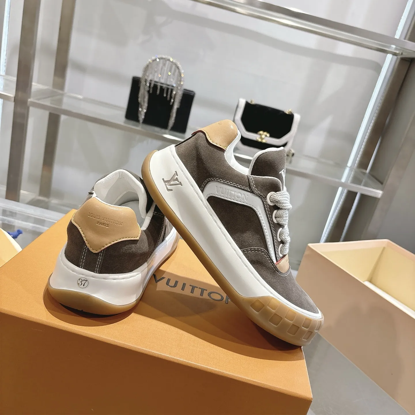 出厂💰300（顶级版本） LV 路易威登 26ss新款男士 运动鞋 休闲鞋 原版空胶工艺&middot;上脚非常舒适 奢侈用料 做工精细 中底印有欧洲制造英文字母 鞋面由意大利进口小牛皮拼接 侧边饰有品牌LOGO标志及签名 最新乳胶垫脚➕网布内里，脚感超舒适 原厂特供原版双色TPU组合大底 套包工艺 固特异缝合锁边 独家定制头层牛皮 工艺全电脑针车拉线 鞋头 后套 冷热定型 全套拉帮套楦中低logo花纹 码数：女35-40、男39-45（女40、男39定做）