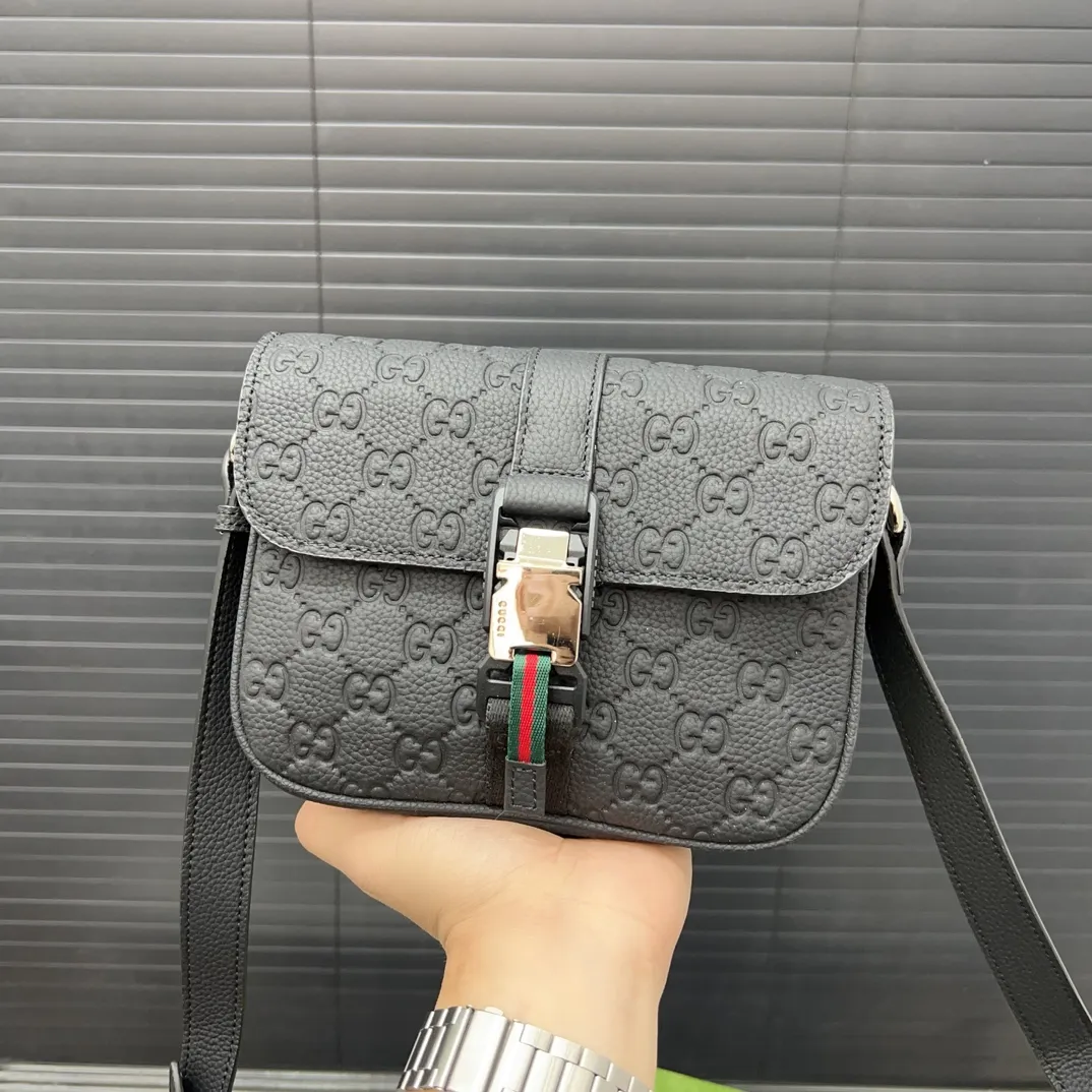 P175 Gucci 古奇 单肩包 男包 斜挎包 采用精湛镶嵌细工，经典百搭 实物拍摄 原厂原版面料 高端品质 配送防尘袋 21 x 17 cm。